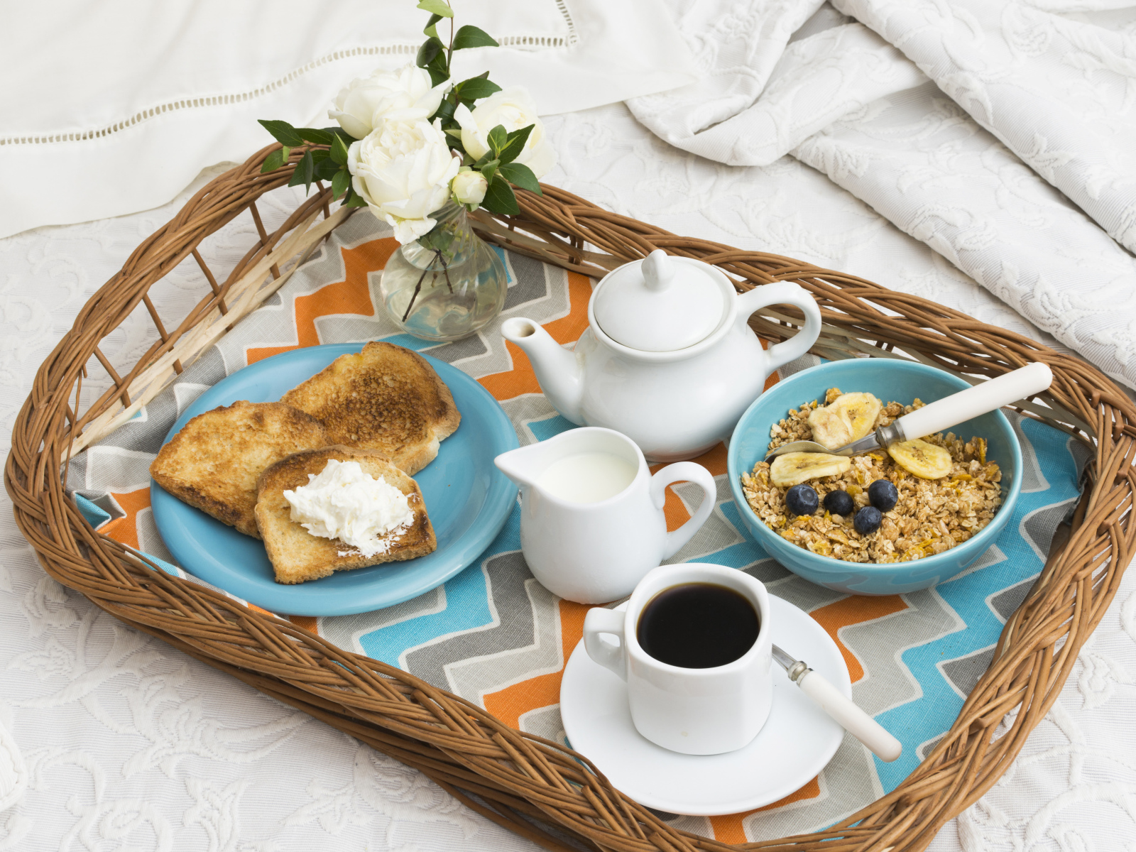 Легкий завтрак на подносе в постель для любимой 