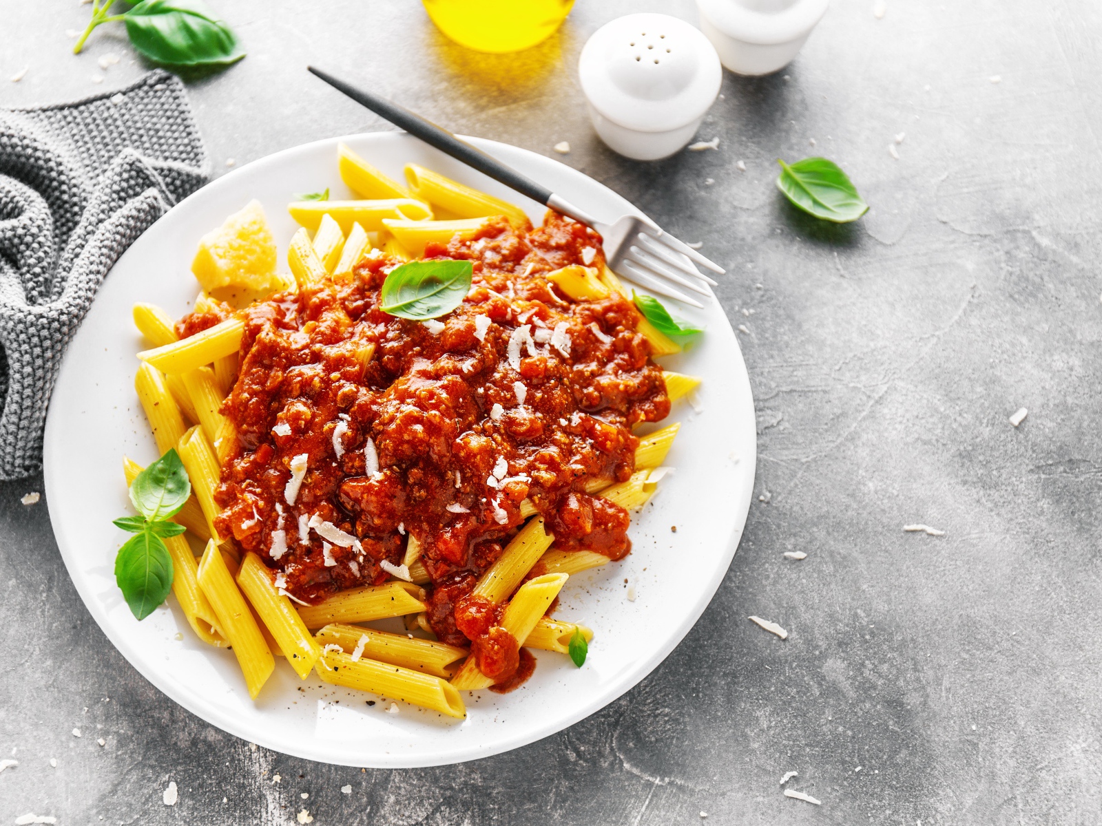 Макароны с соусом на белой тарелке