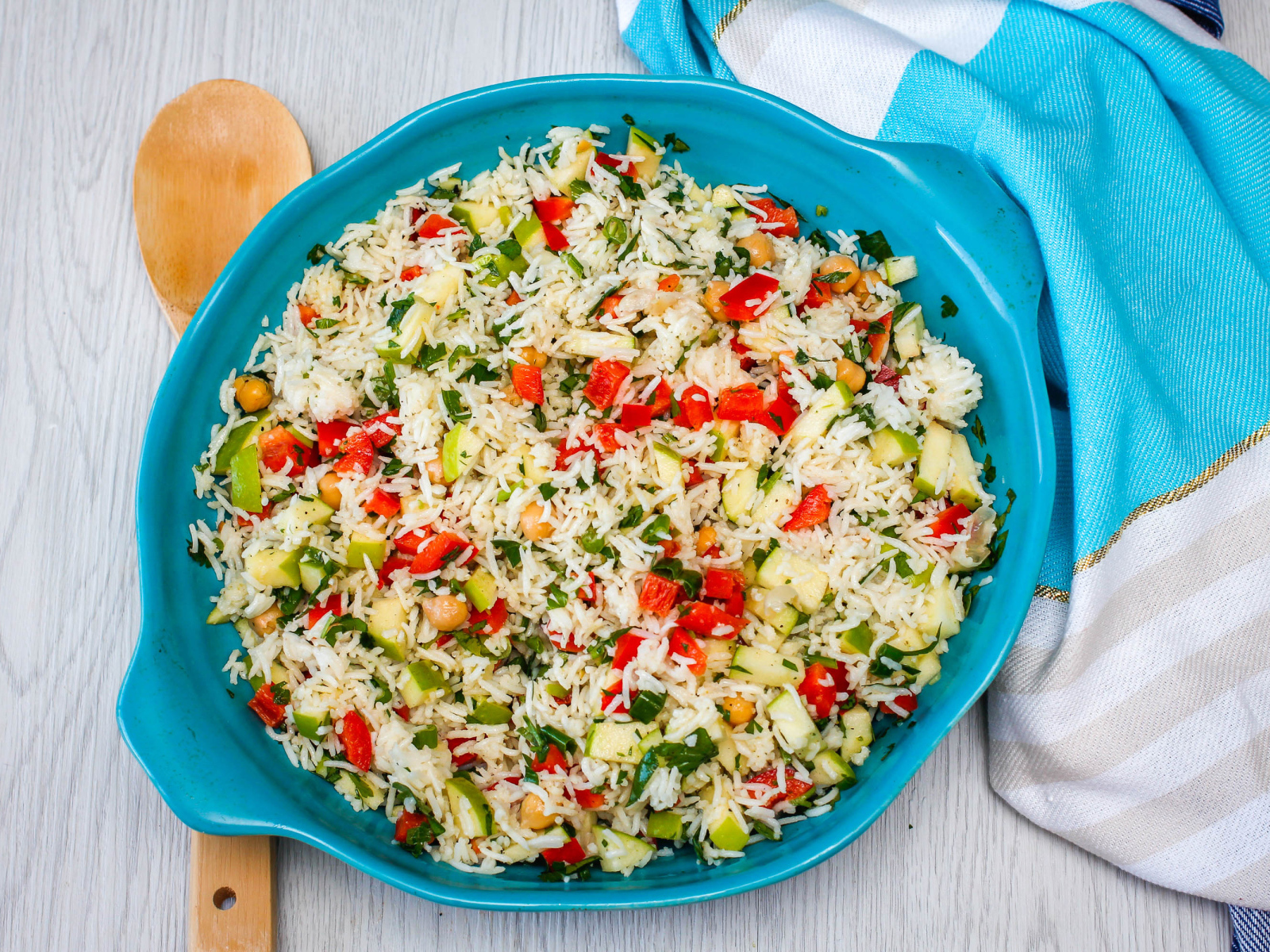 Плов с овощами в голубом казане на столе 