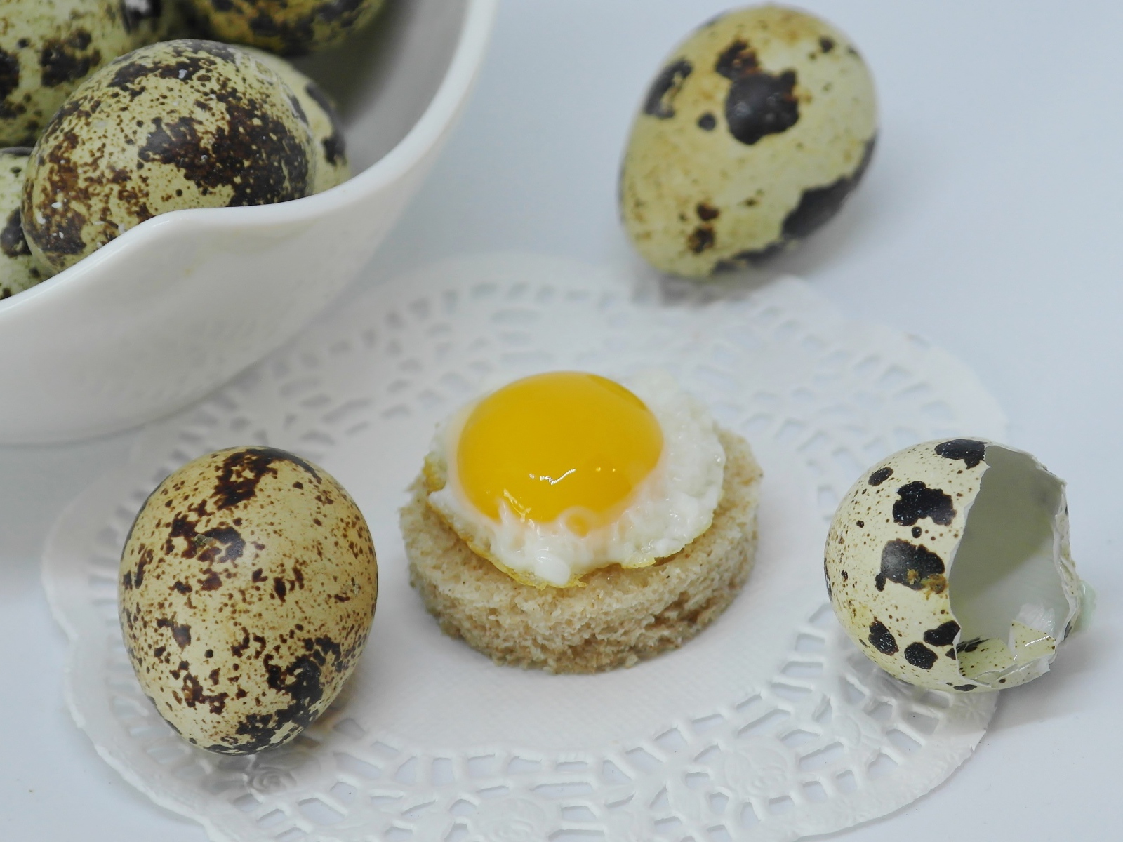 Яичница из перепелиного яйца с хлебом