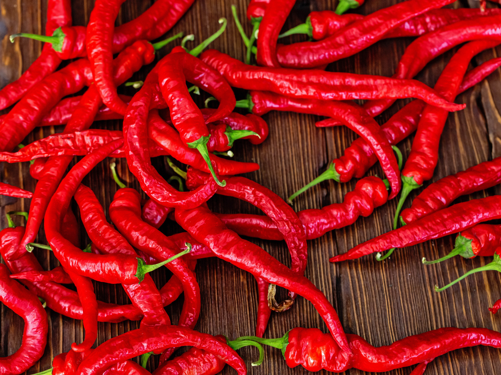Красный острый перец на деревянном столе