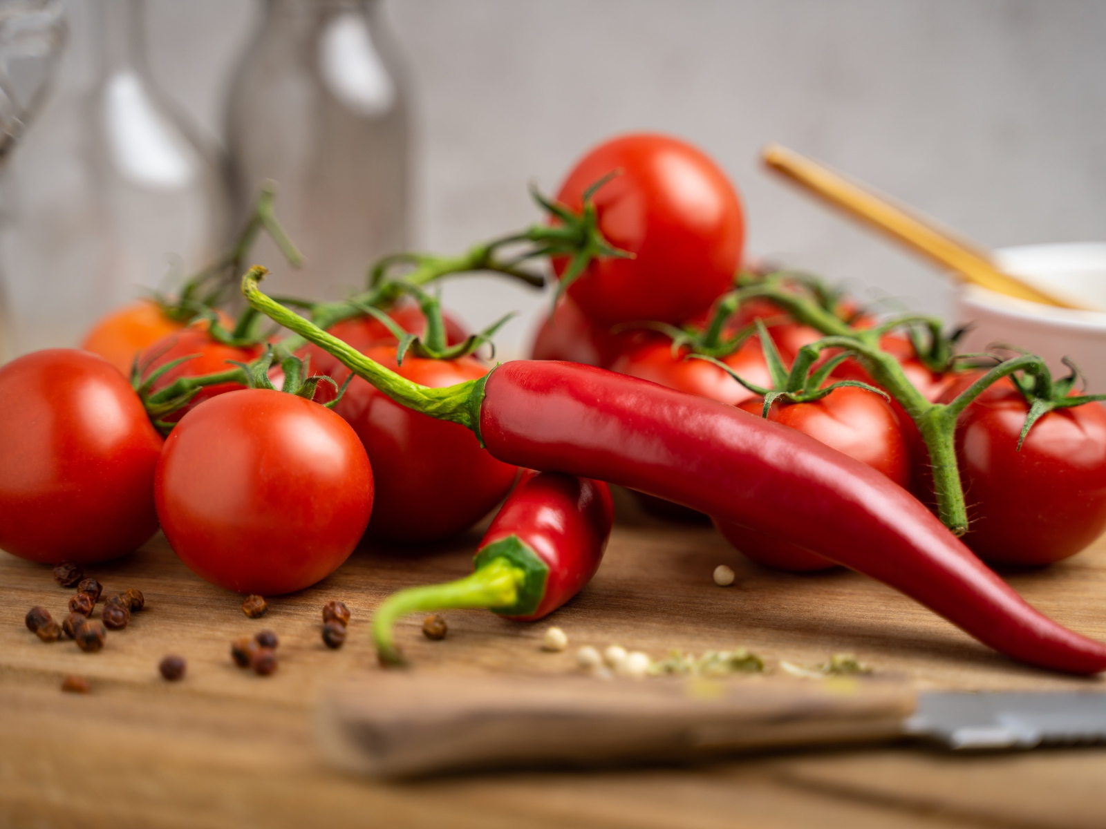 Красный острый перец с помидорами на столе