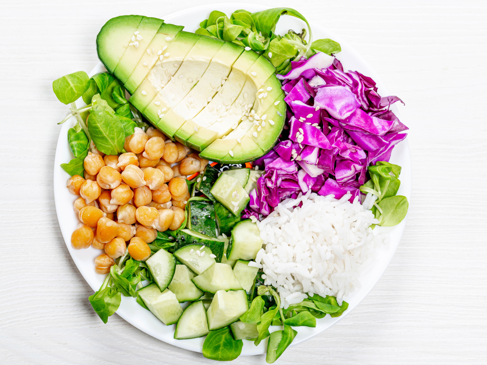 Рис с овощами на белом фоне