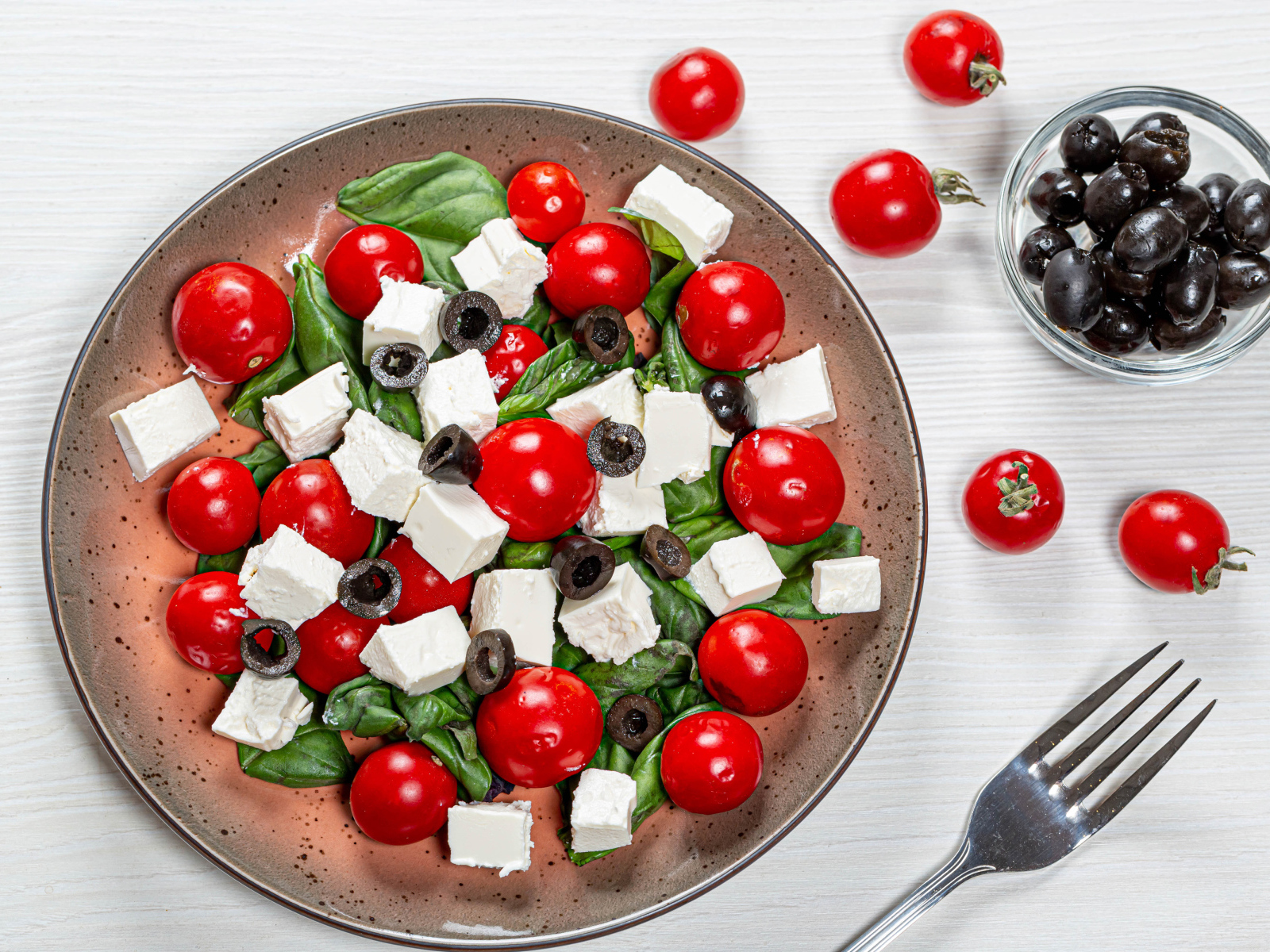 Салат с помидорами черри, оливками, базиликом и сыром