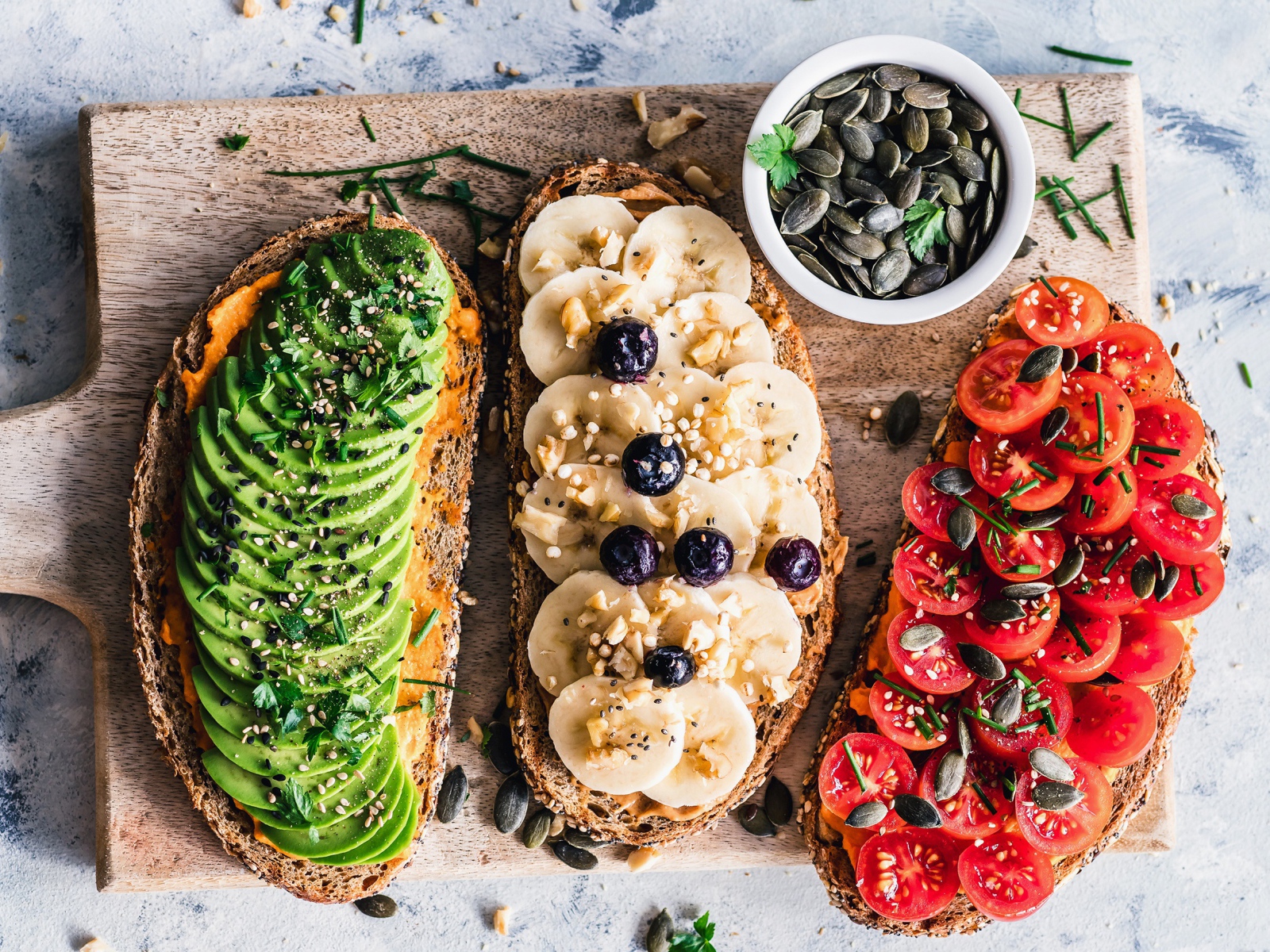 Бутерброды с авокадо, бананами и помидорами