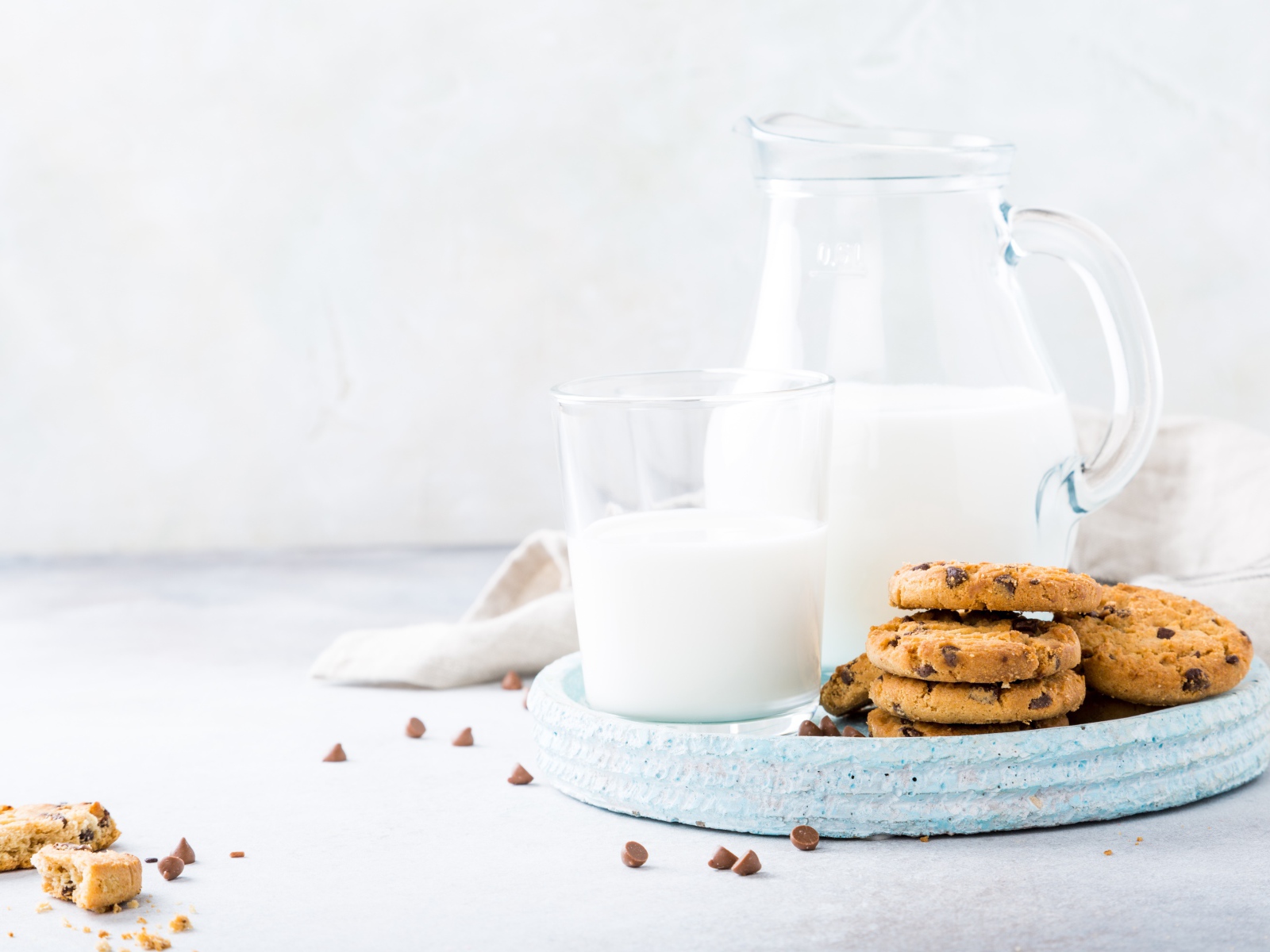 Песочное печенье с шоколадом на столе с молоком