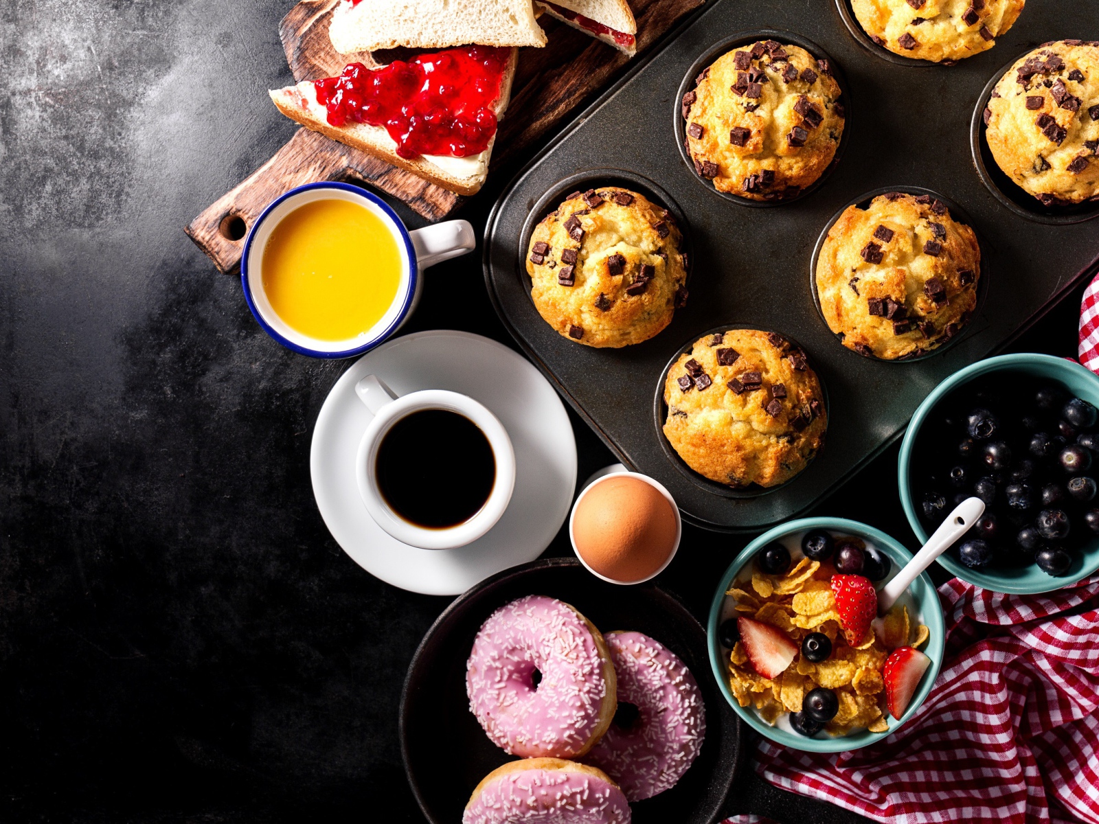 Сладкая выпечка на столе с кофе и соком