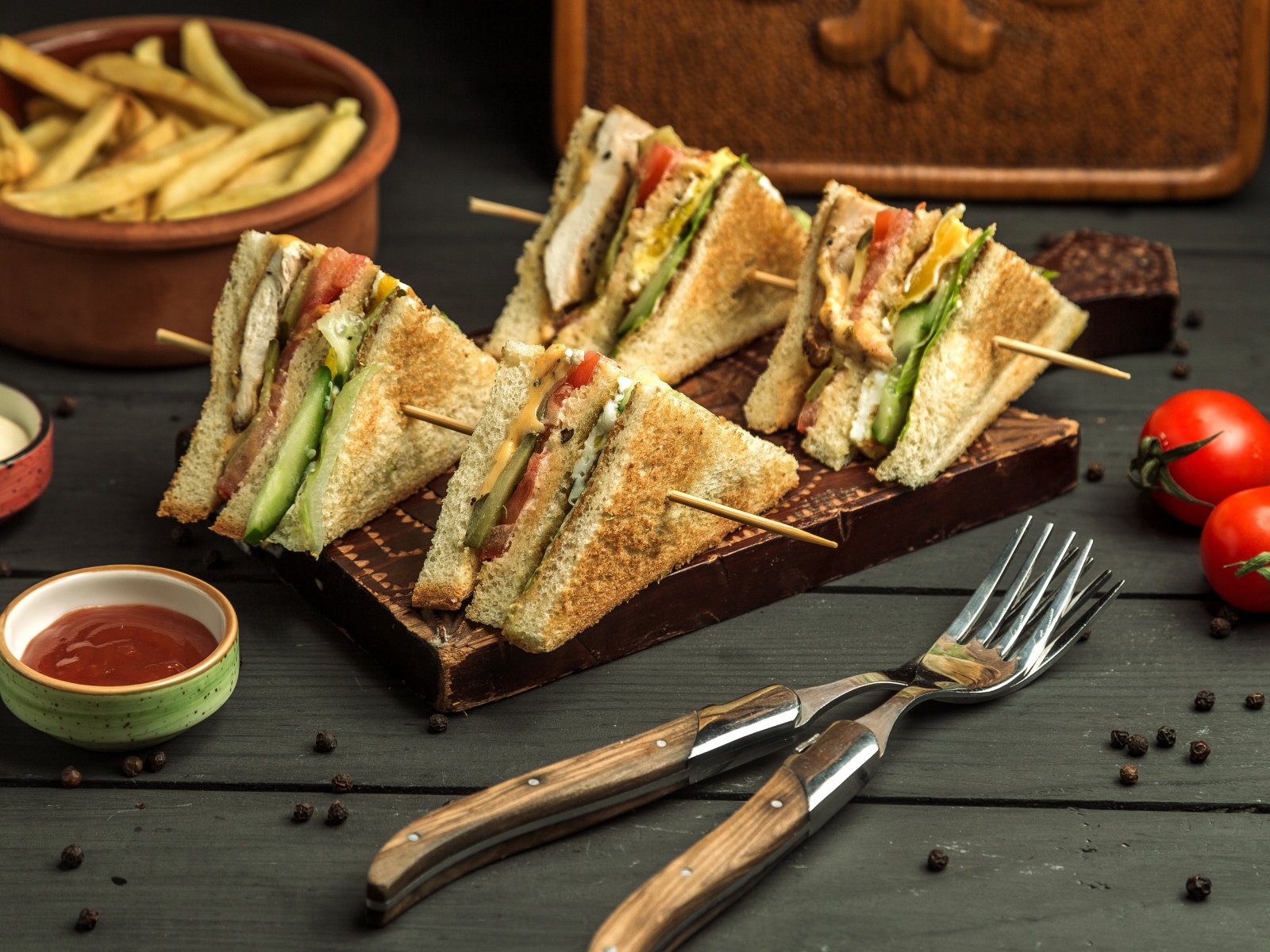 Вкусные сэндвичи с хрустящим хлебом