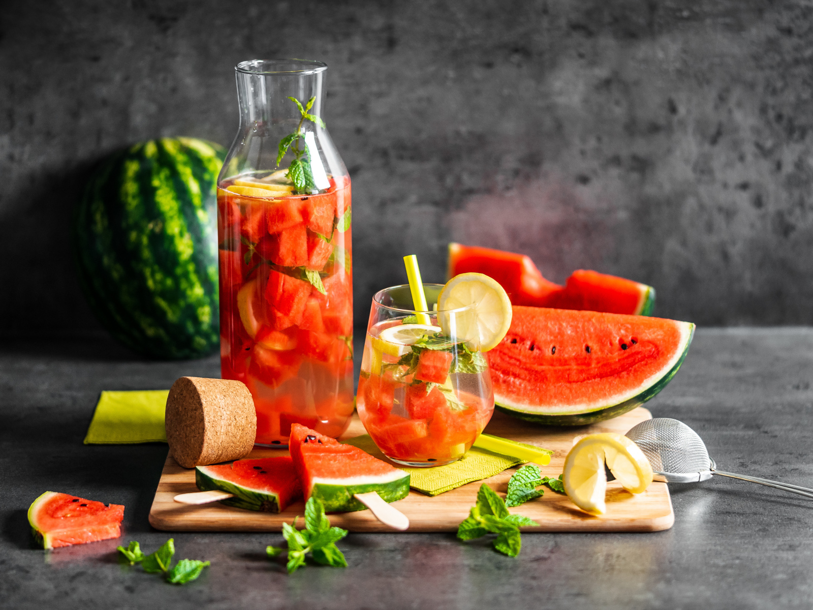Вкусный напиток на столе с кусочками арбуза 