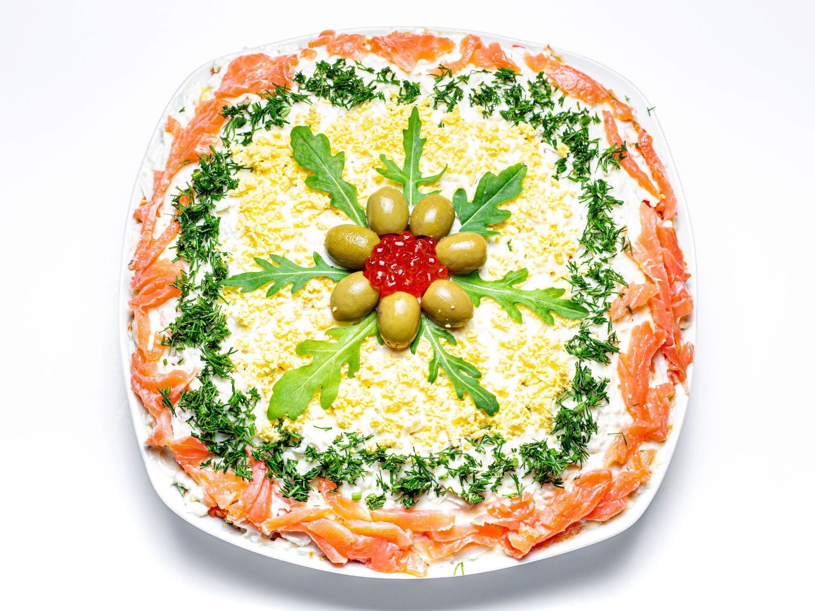 Вкусный салат с красной рыбой на белом фоне