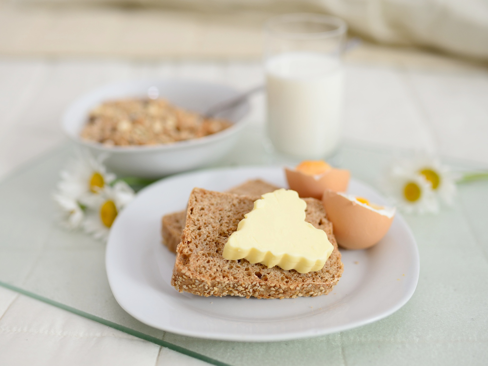 Тосты с сыром и вареными яйцами на тарелке 