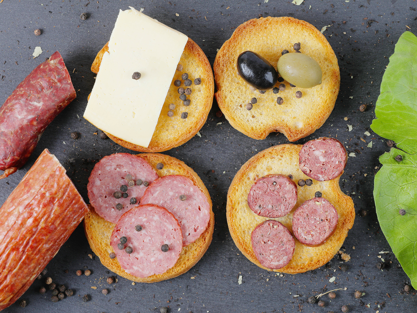 Тосты с колбасой, оливками и сыром