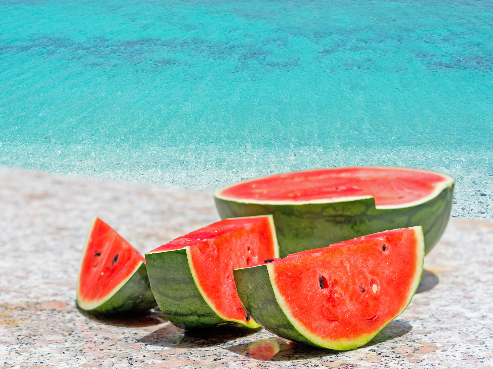 Аппетитный красный арбуз у воды