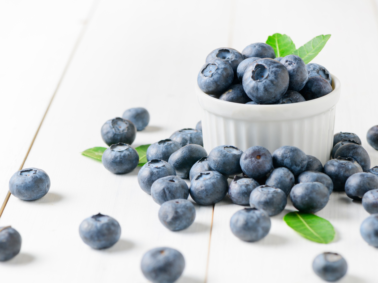 Ягоды черники на белом столе 