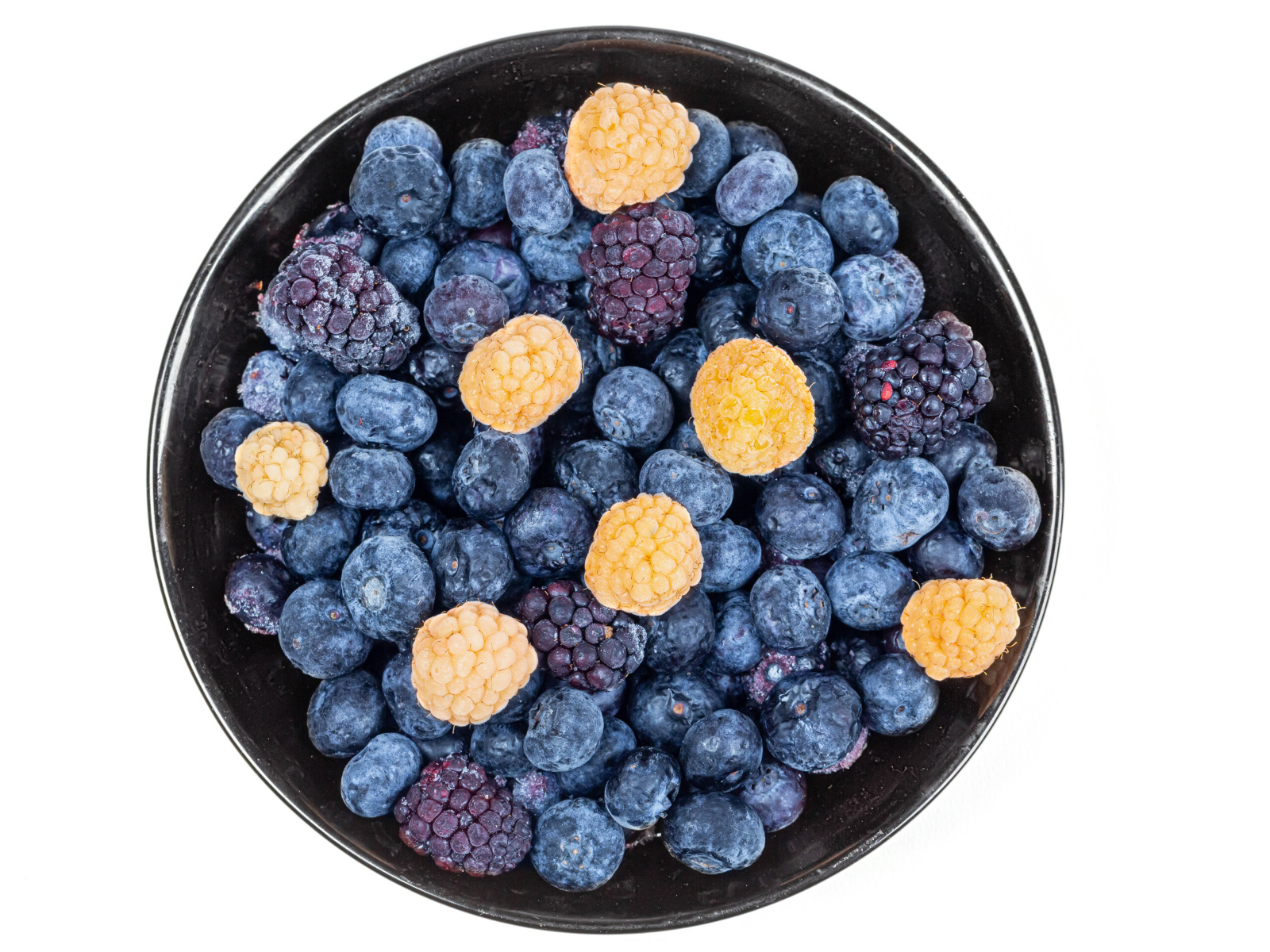 Миска с замороженными ягодами черники и ежевики на белом фоне