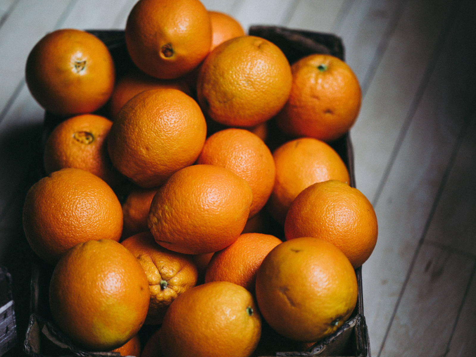Ящик оранжевых спелых апельсинов 