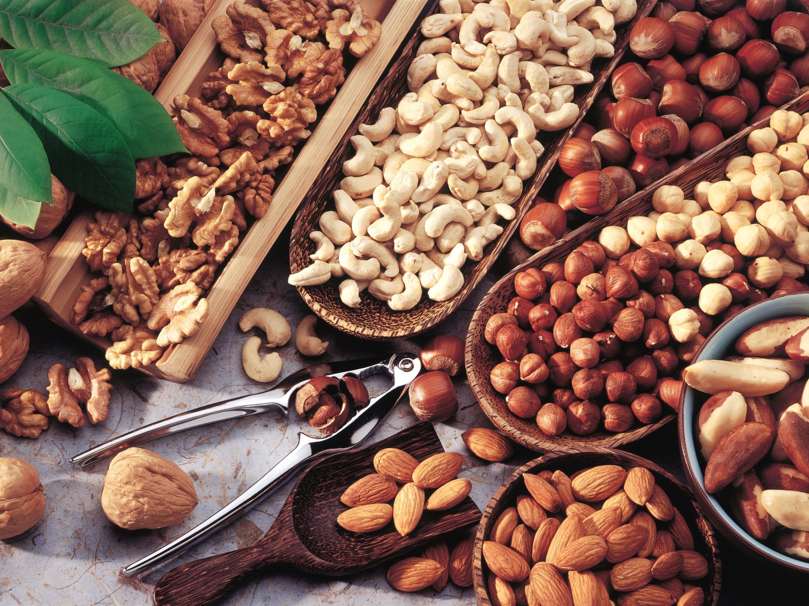 Различные виды орехов на столе 