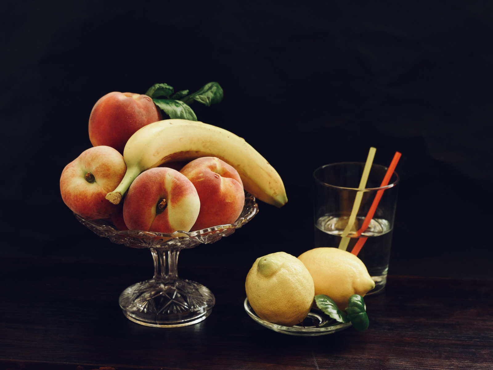 Свежие фрукты на столе с напитком