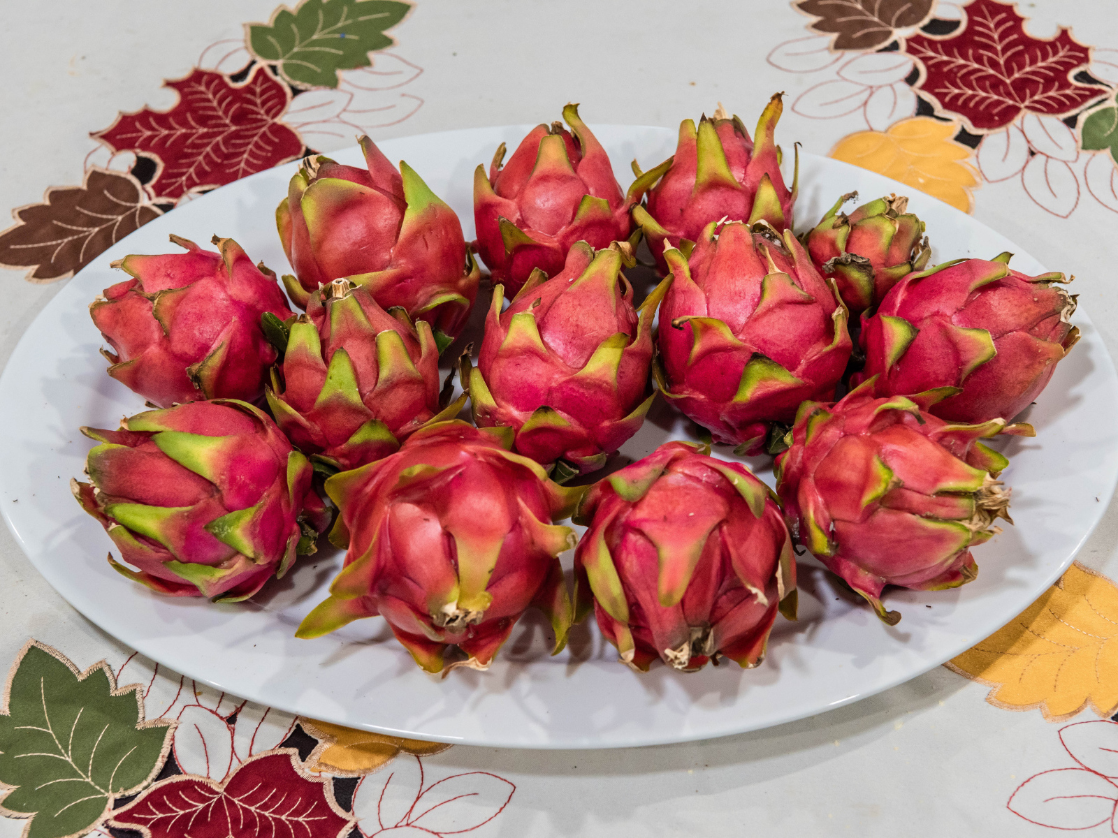 Фрукты питая на белой тарелке на столе