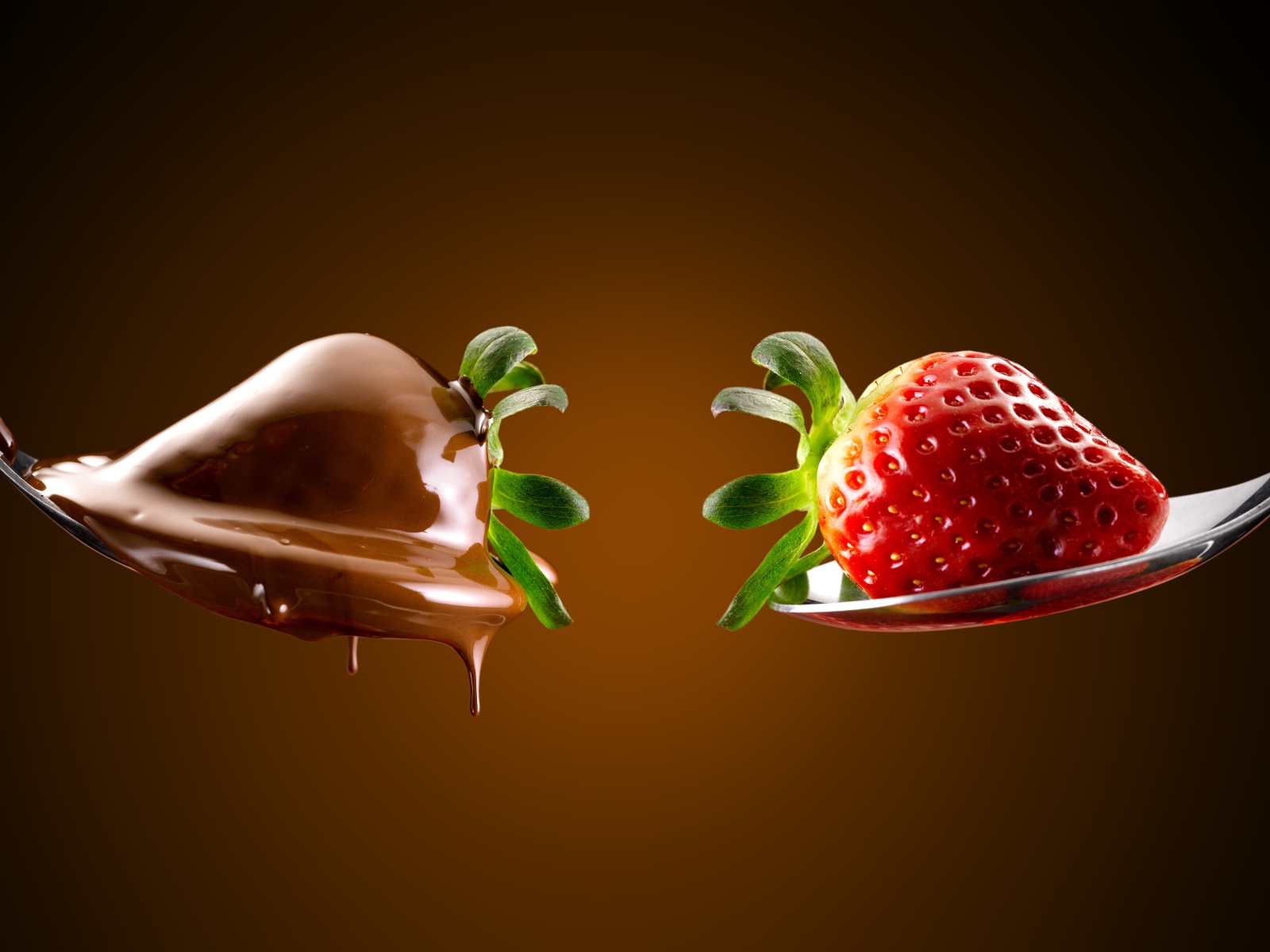 Красная клубника и в шоколаде на ложках 