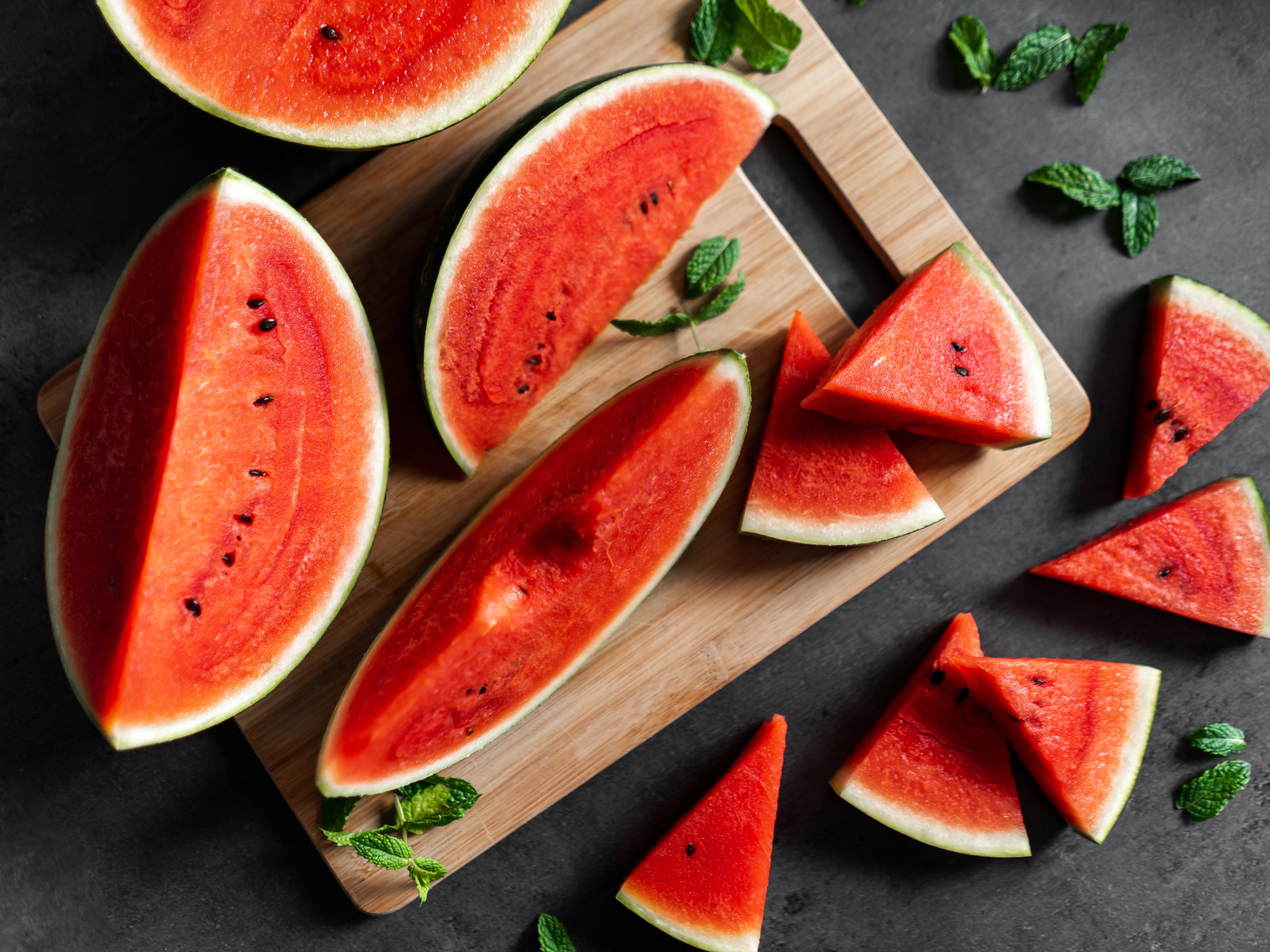 Кусочки сочного красного арбуза на доске