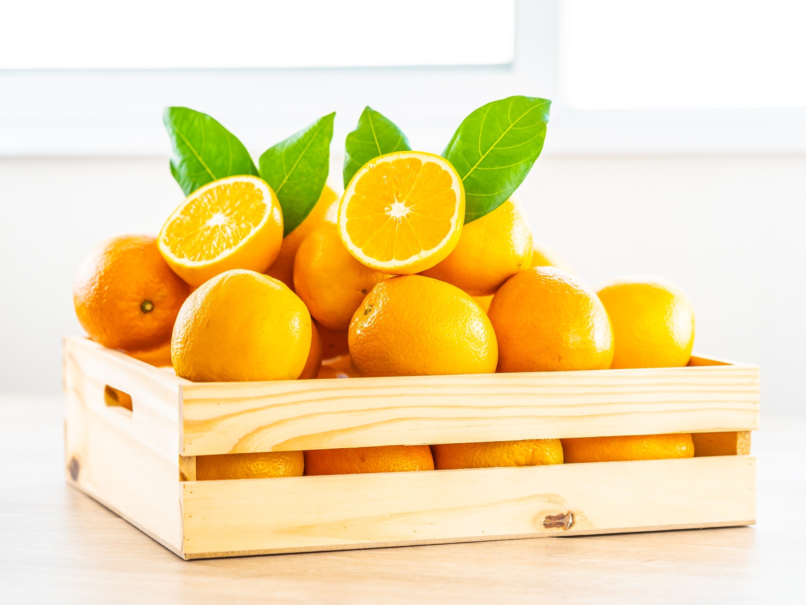 Деревянный ящик спелых сочных апельсинов