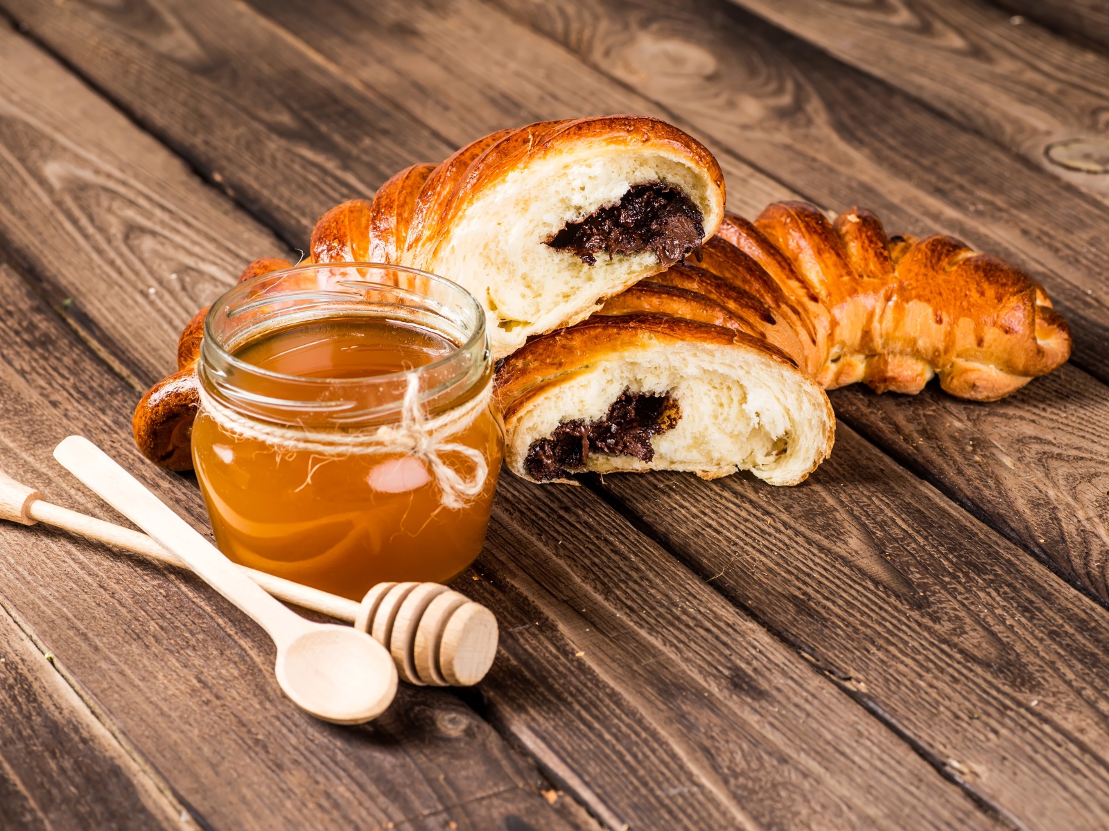 Круассаны на столе с медом