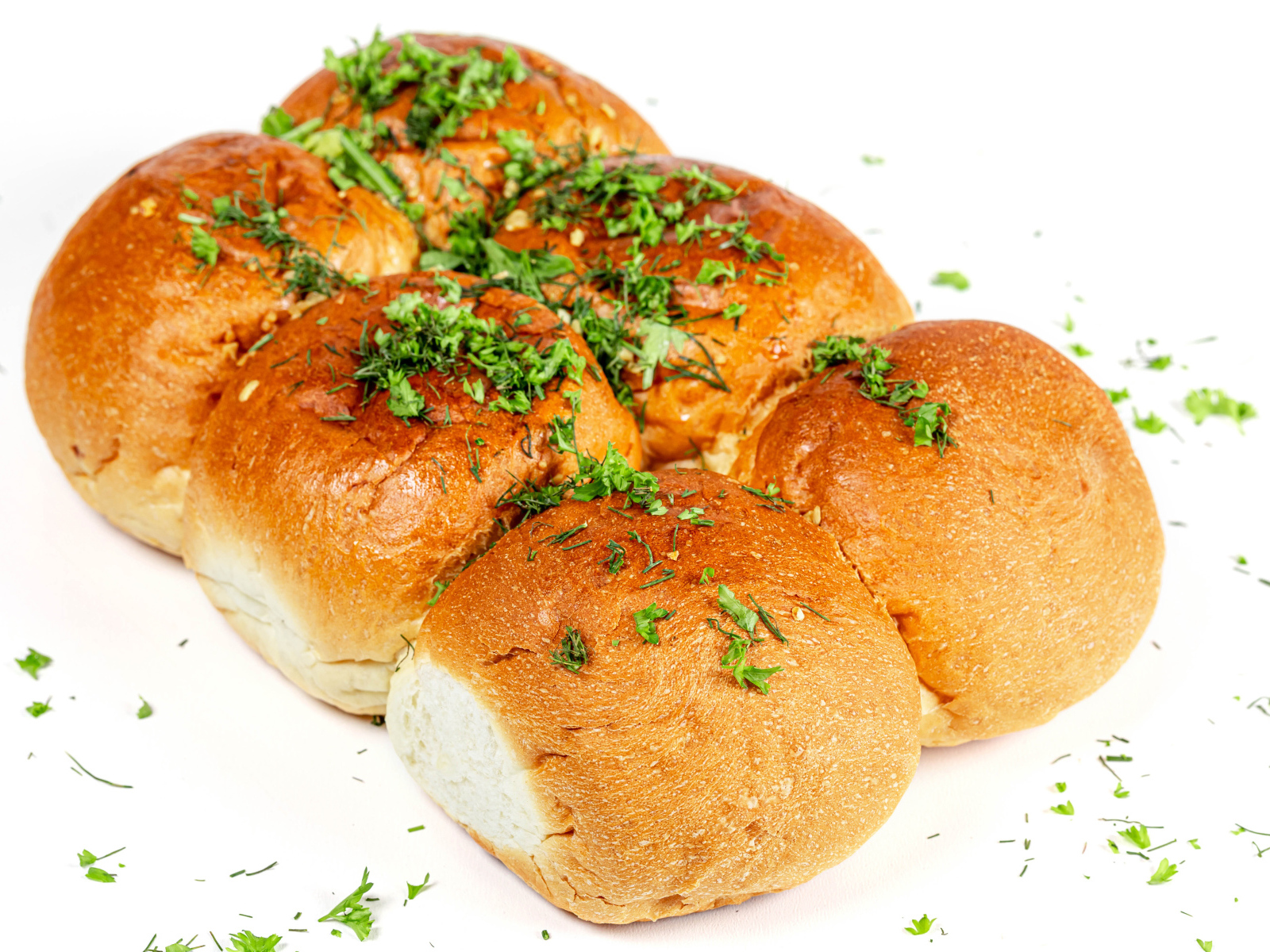 Чесночные булочки с зеленью на белом фоне