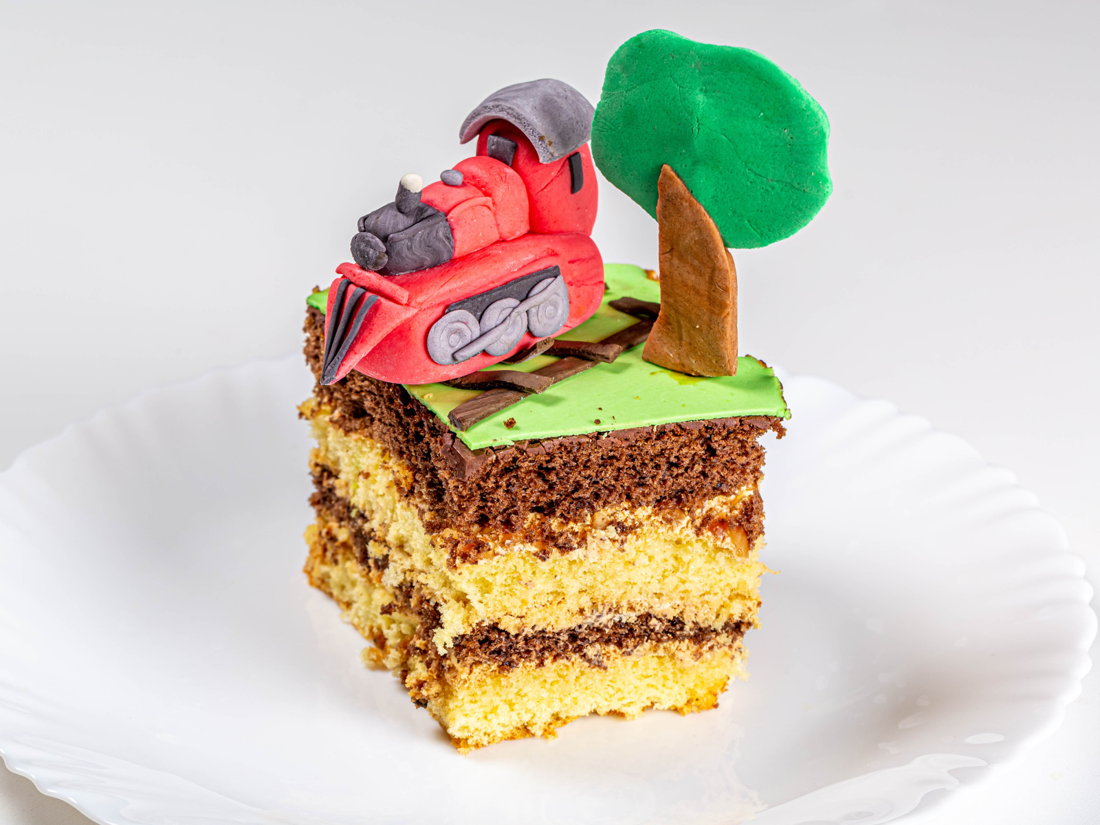 Кусок торта на белой тарелке с декором 