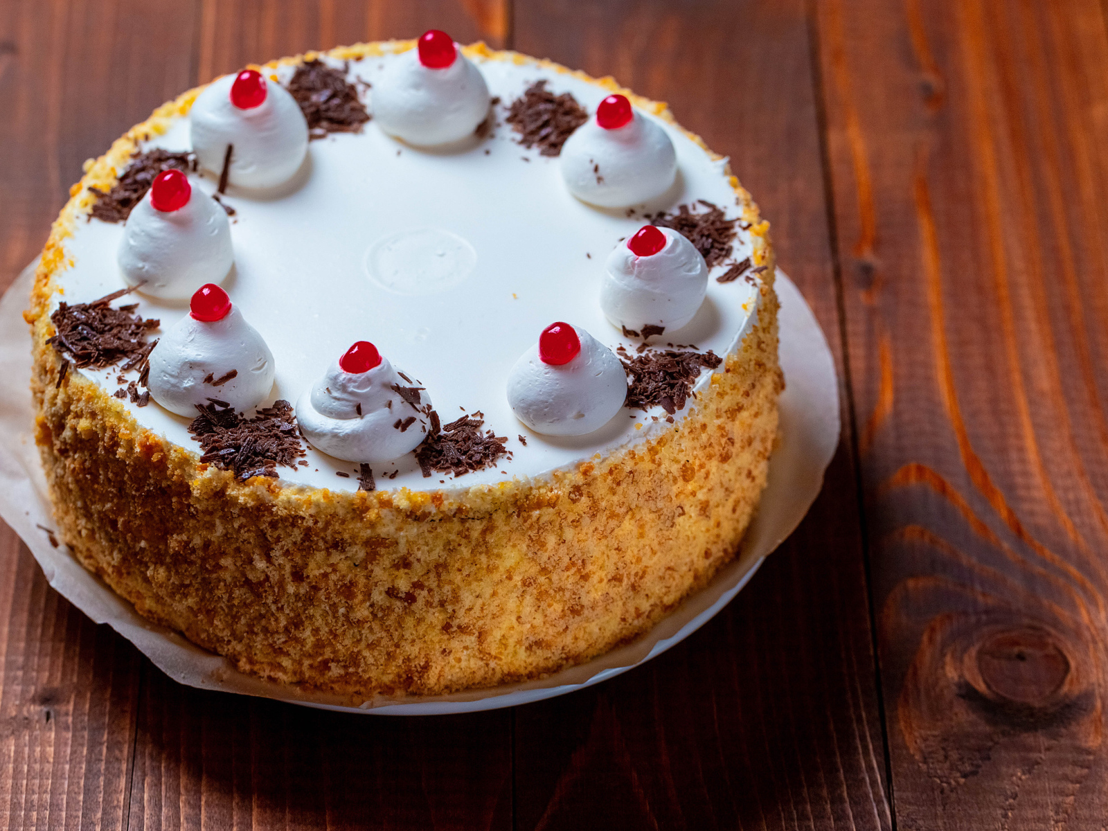 Аппетитный торт с безе на деревянном столе 