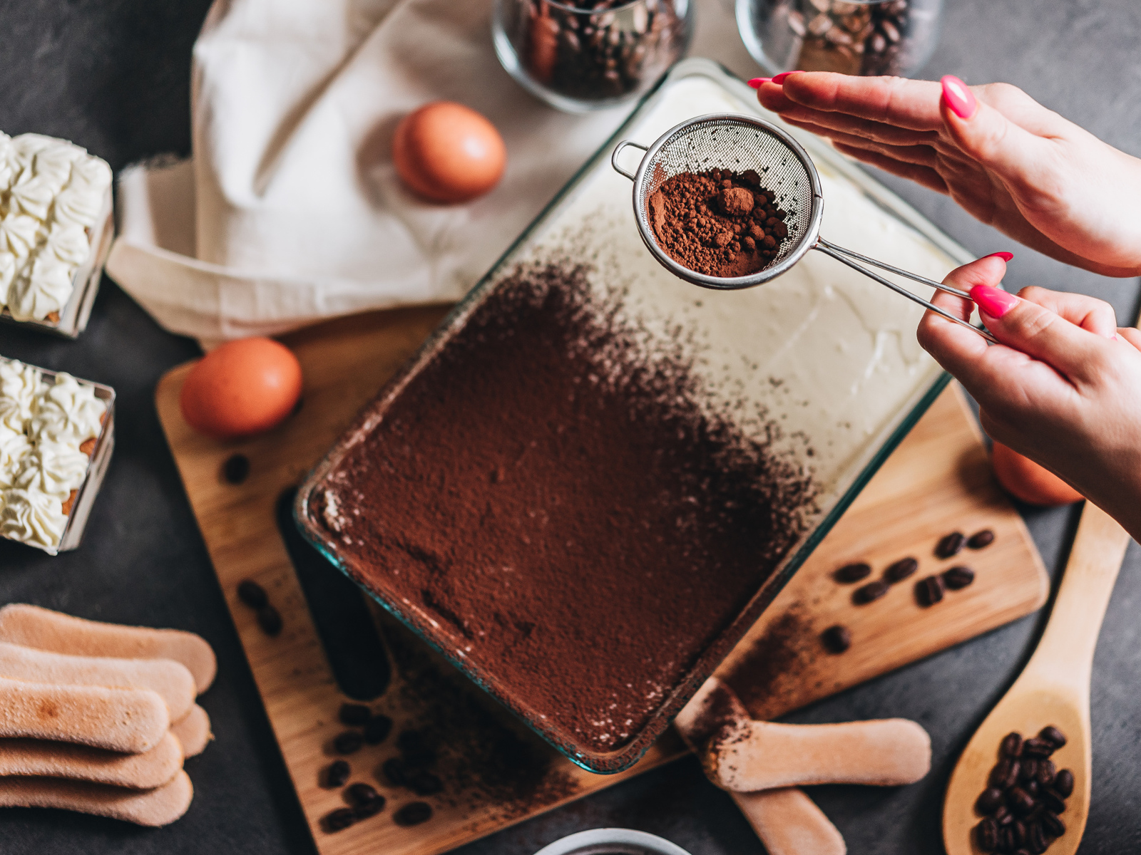 Аппетитный десерт посыпан какао 