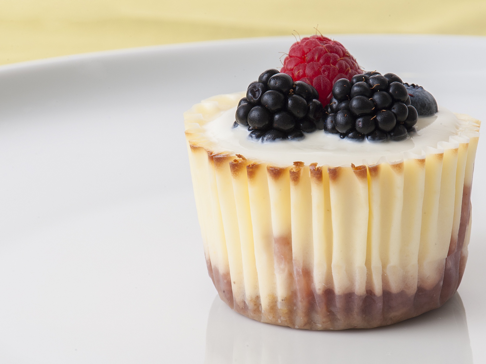 Аппетитный десерт с ягодами черники и малины 