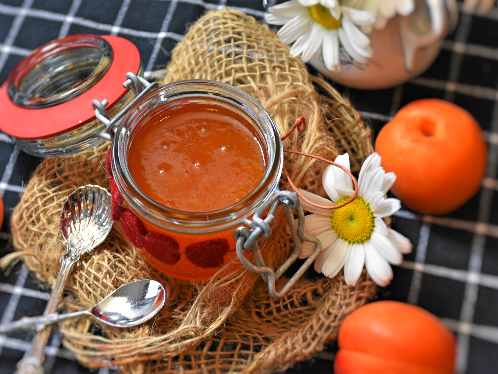 Абрикосовый джем на столе с ромашками