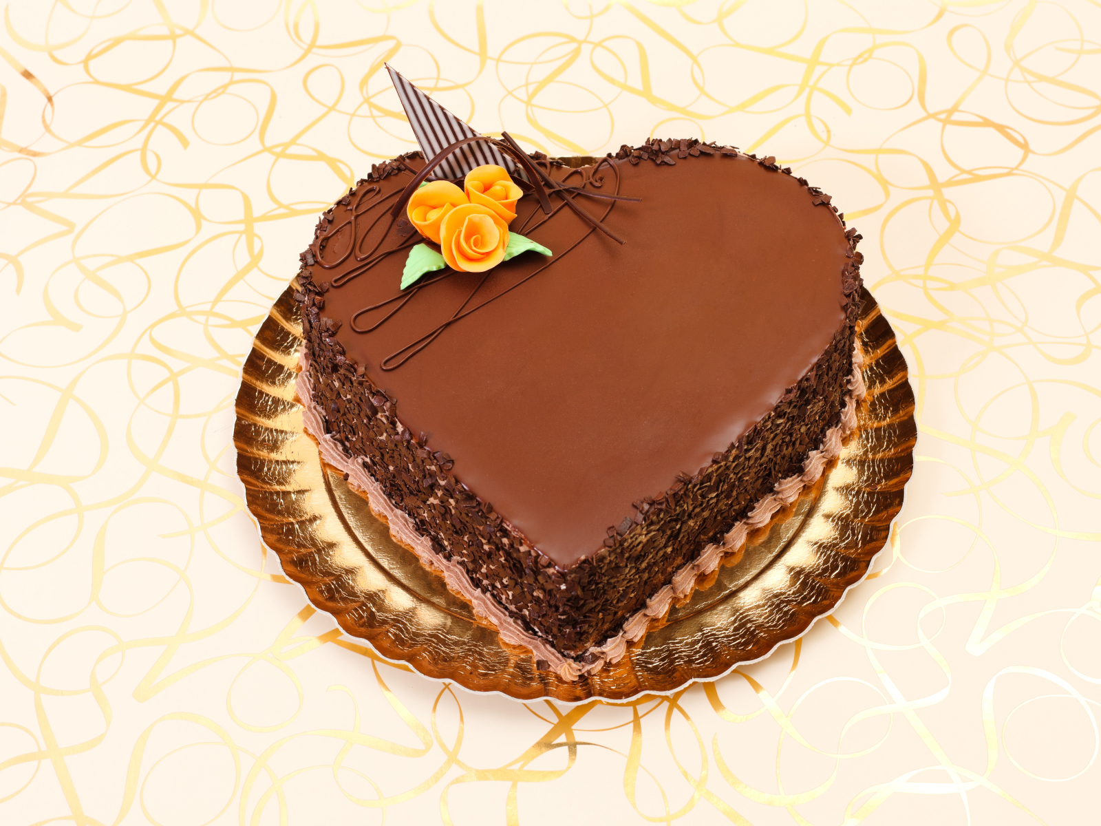 Красивый торт в форме сердца в шоколаде на столе