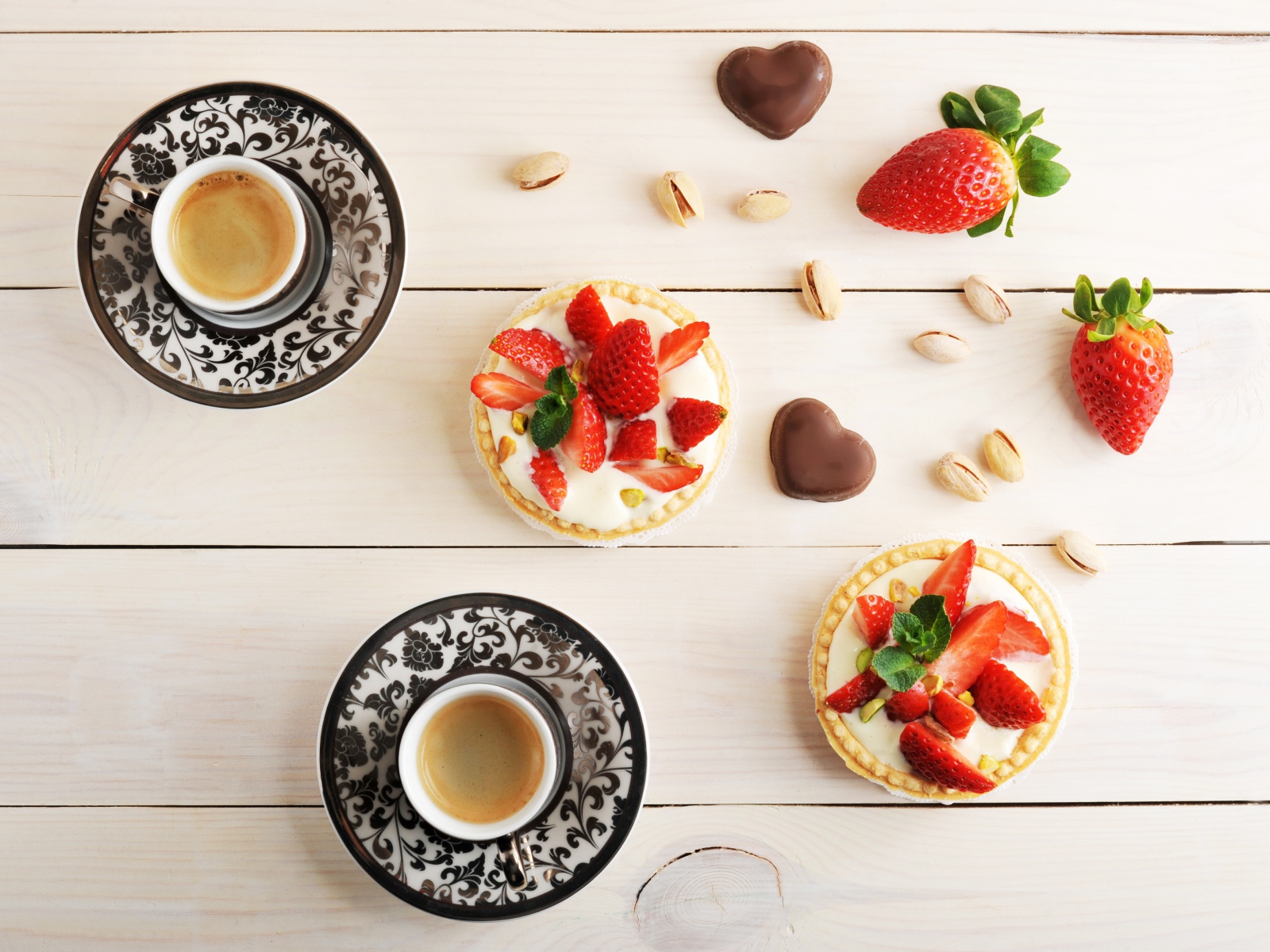 Пирожные с клубникой на столе с кофе