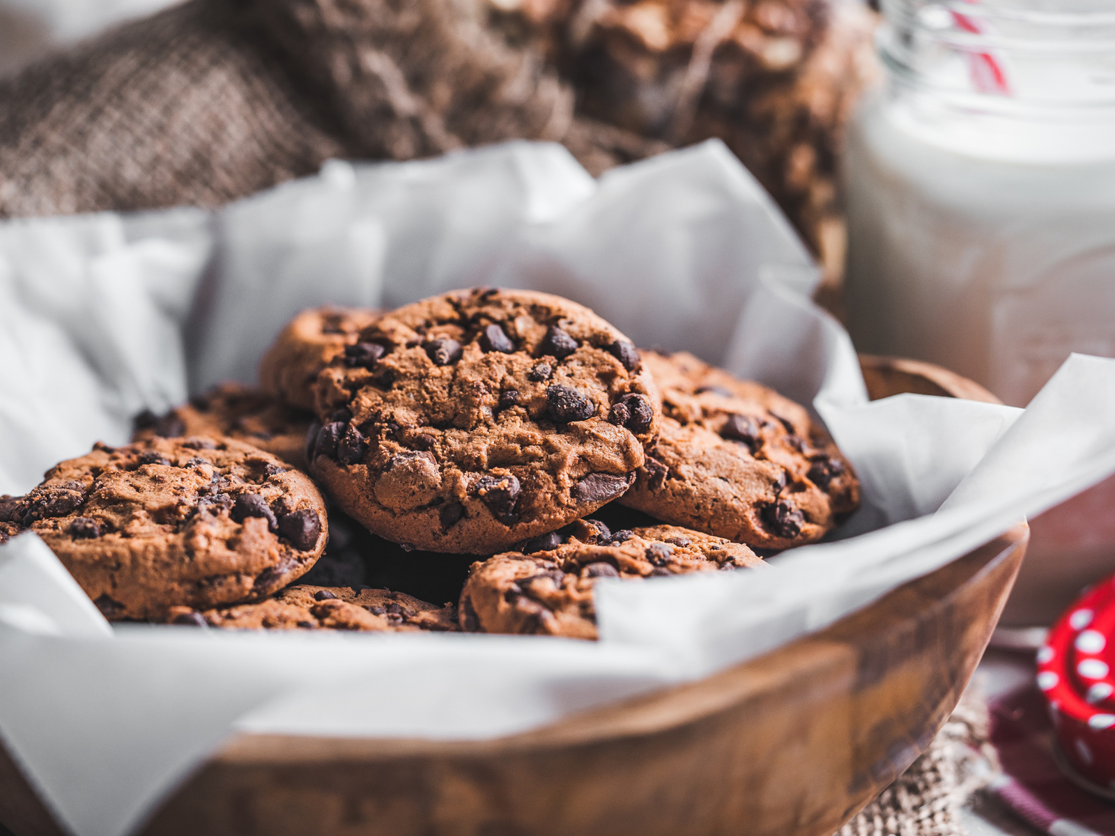 Печенье с шоколадной крошкой на столе 