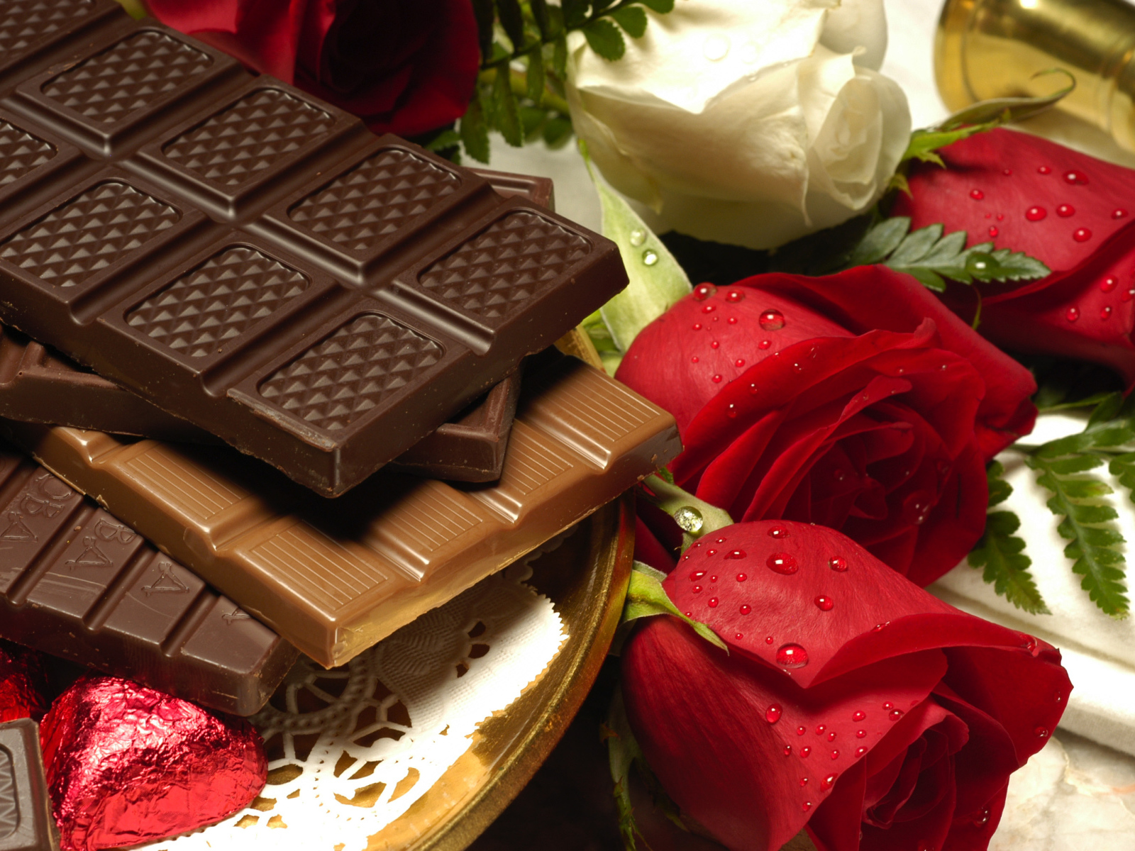 Плитки шоколада с букетом роз 