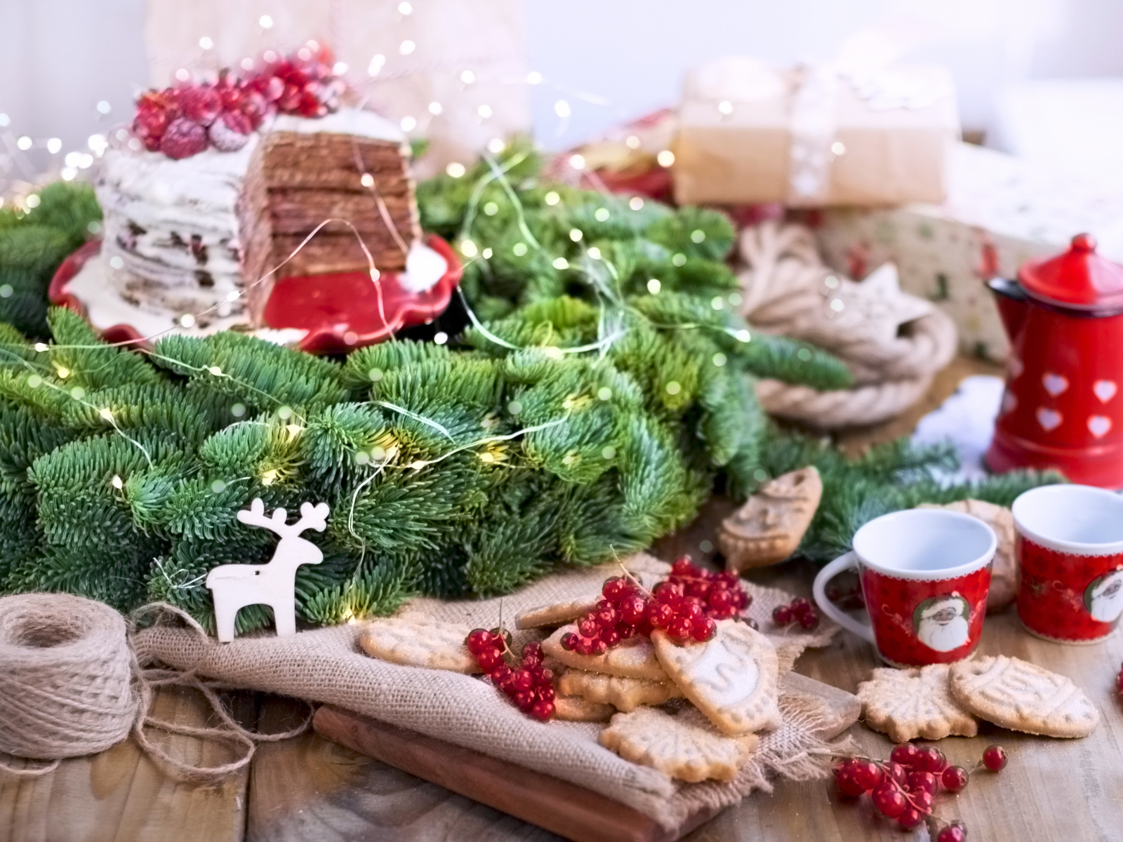 Рождественский венок с тортом на столе с печеньем 