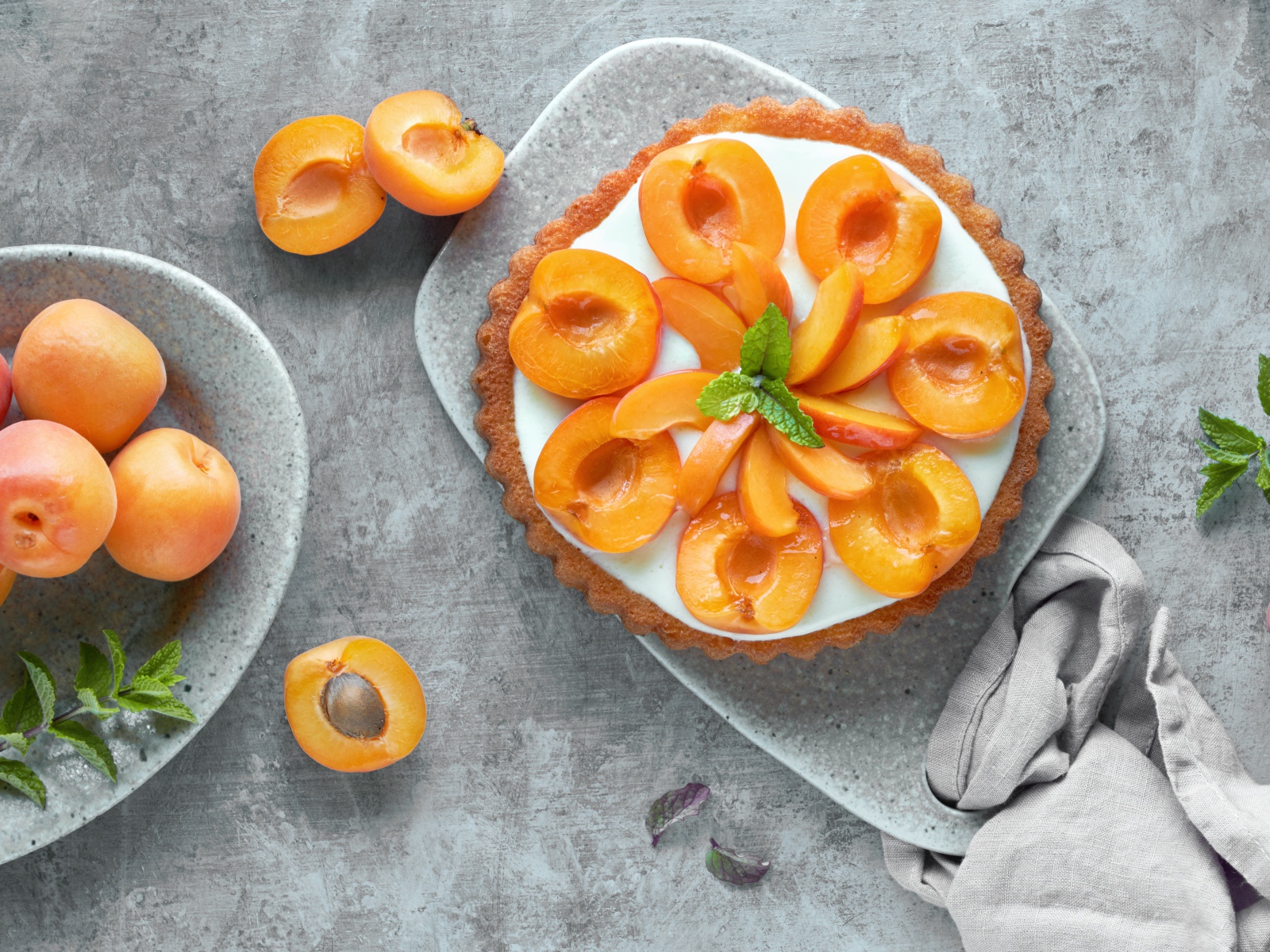 Пирог с кремом и абрикосами на столе 