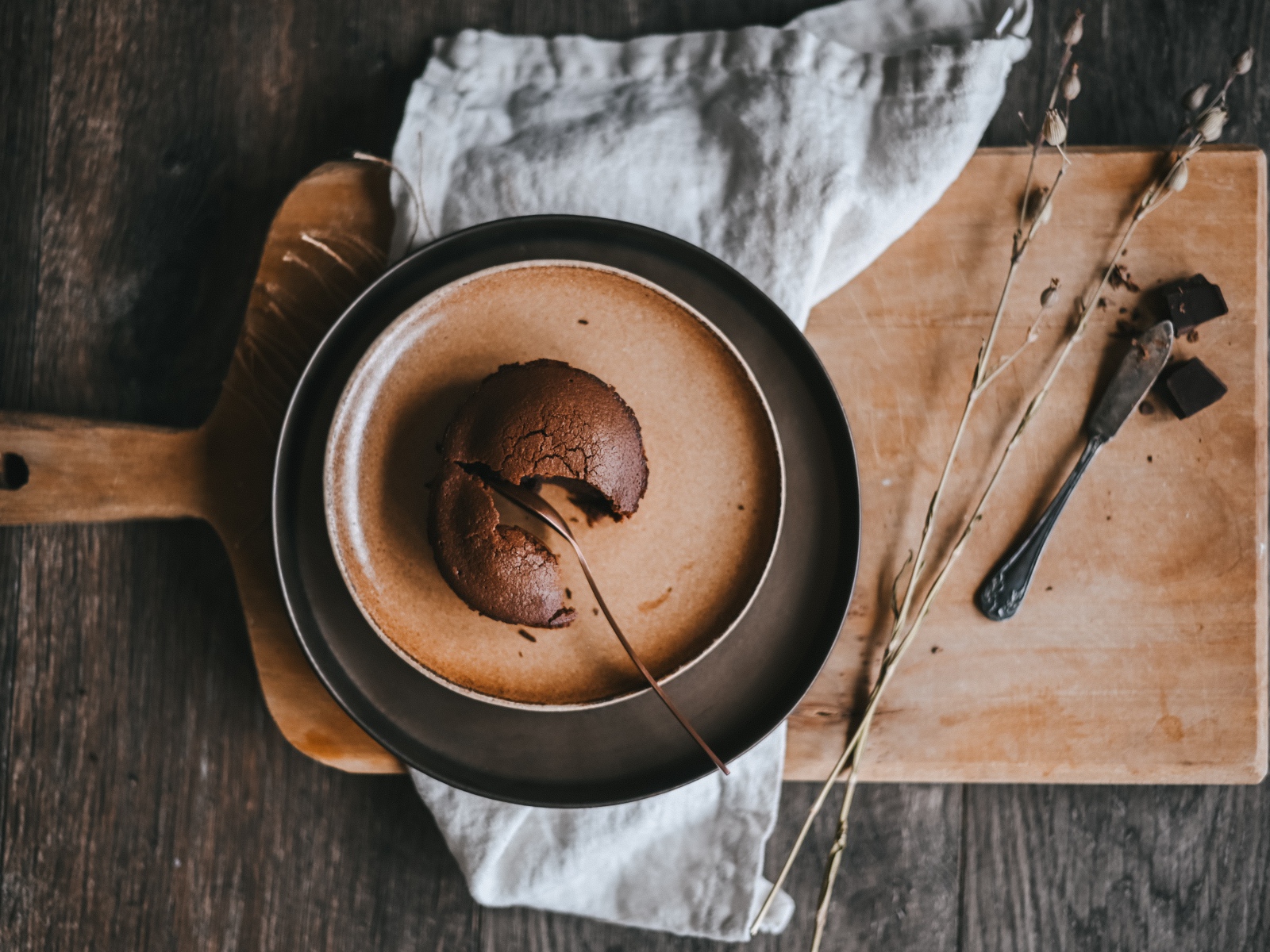 Вкусный шоколадный кекс на тарелке 