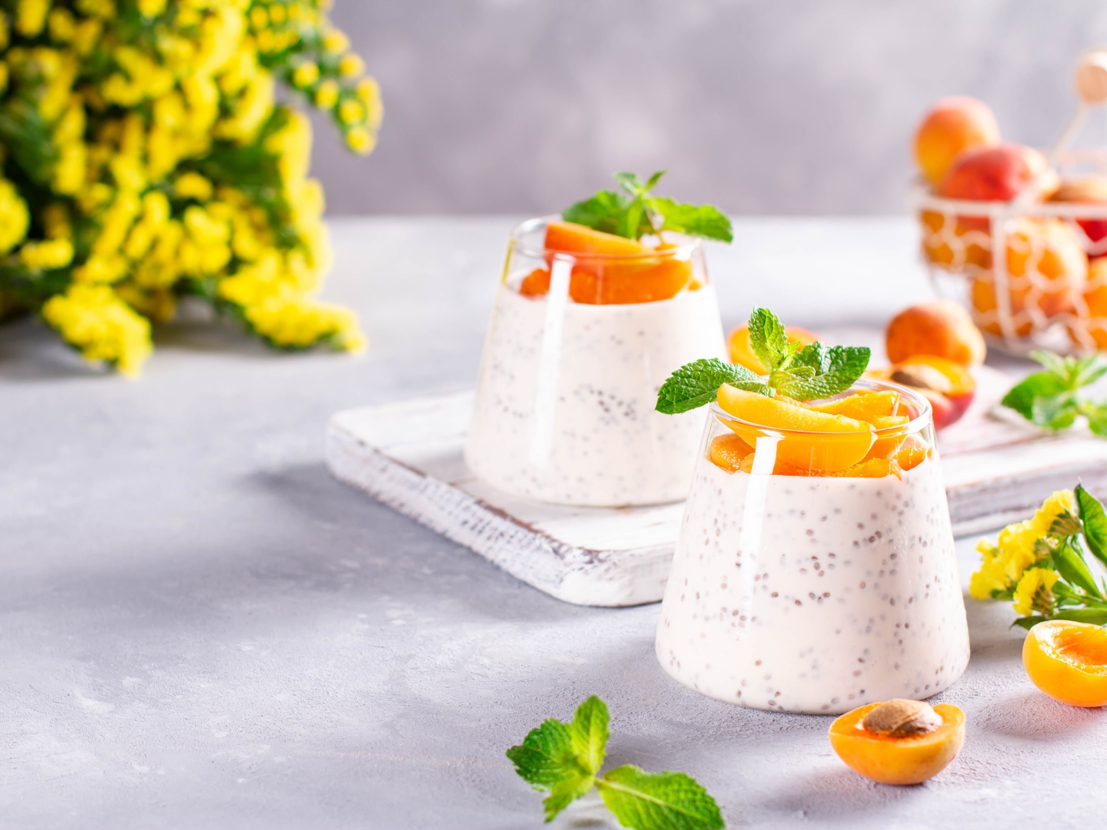 Десерт с ягодам годжи и спелыми абрикосами 