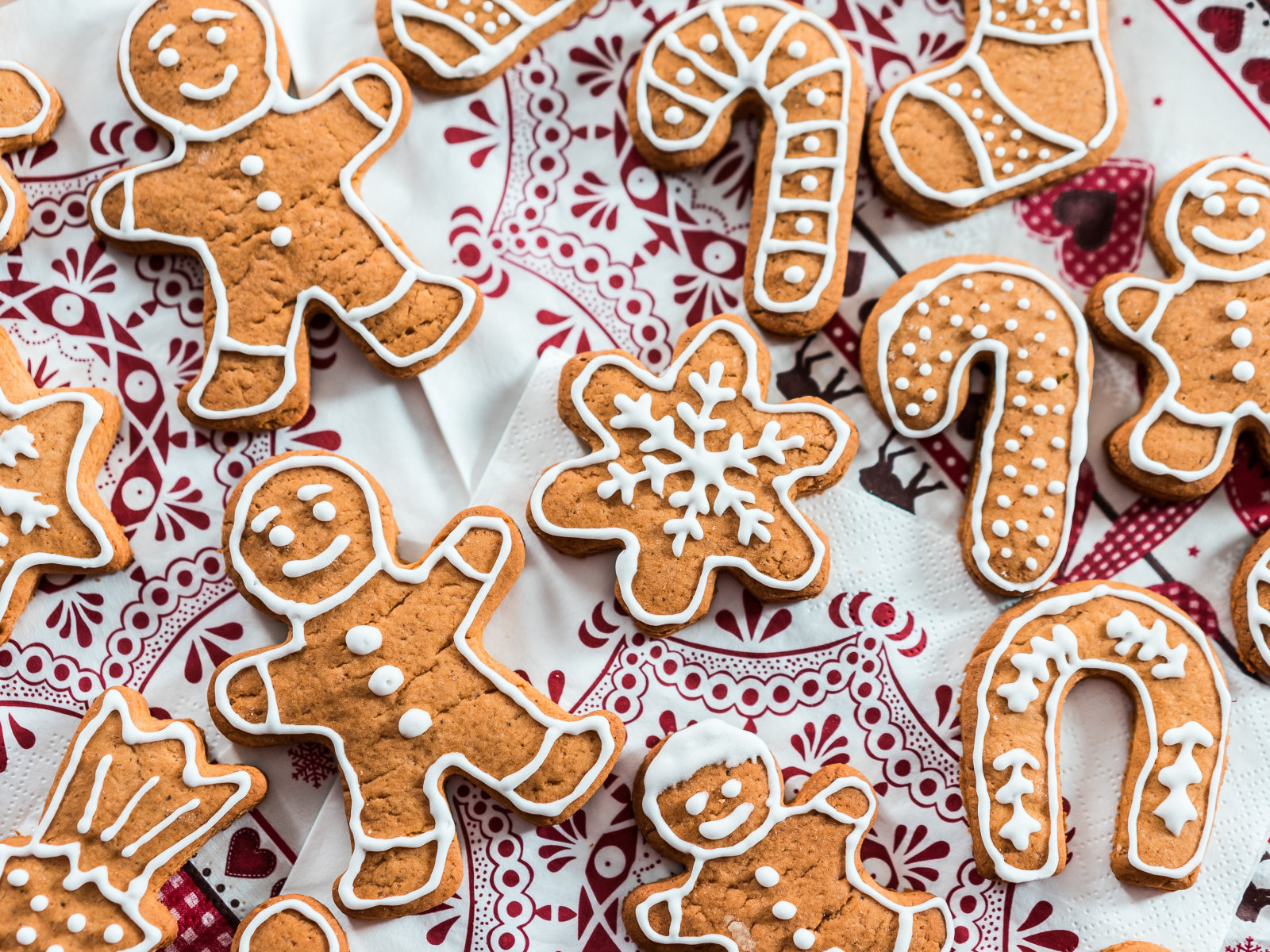 Праздничное печенье с глазурью на столе 