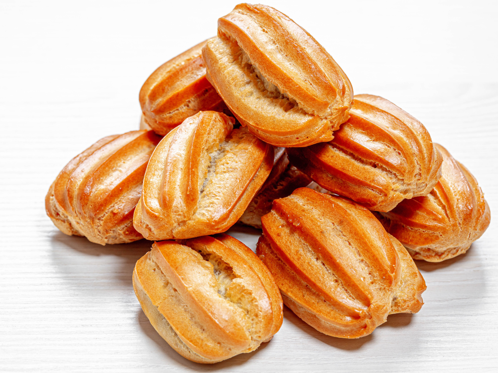 Свежие эклеры на белом фоне