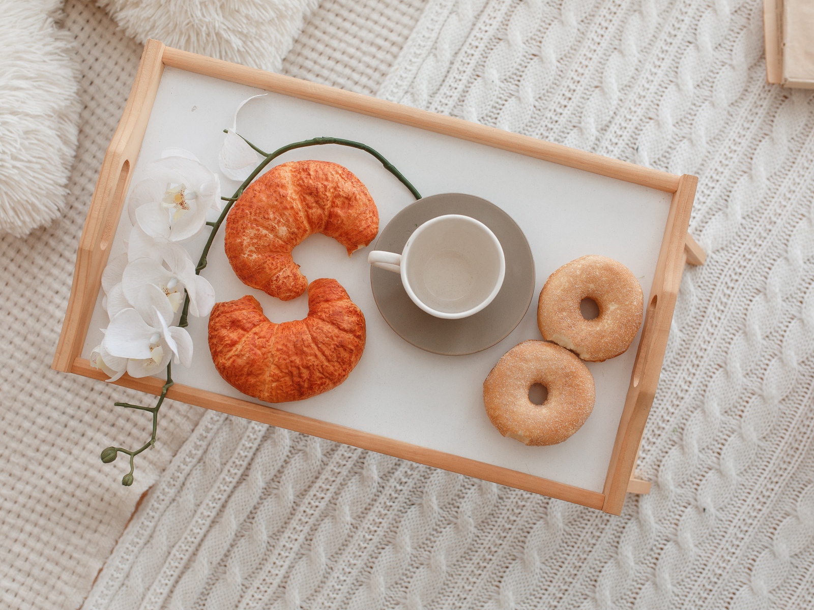 Свежая выпечка,кофе и цветок орхидеи для любимой на завтрак