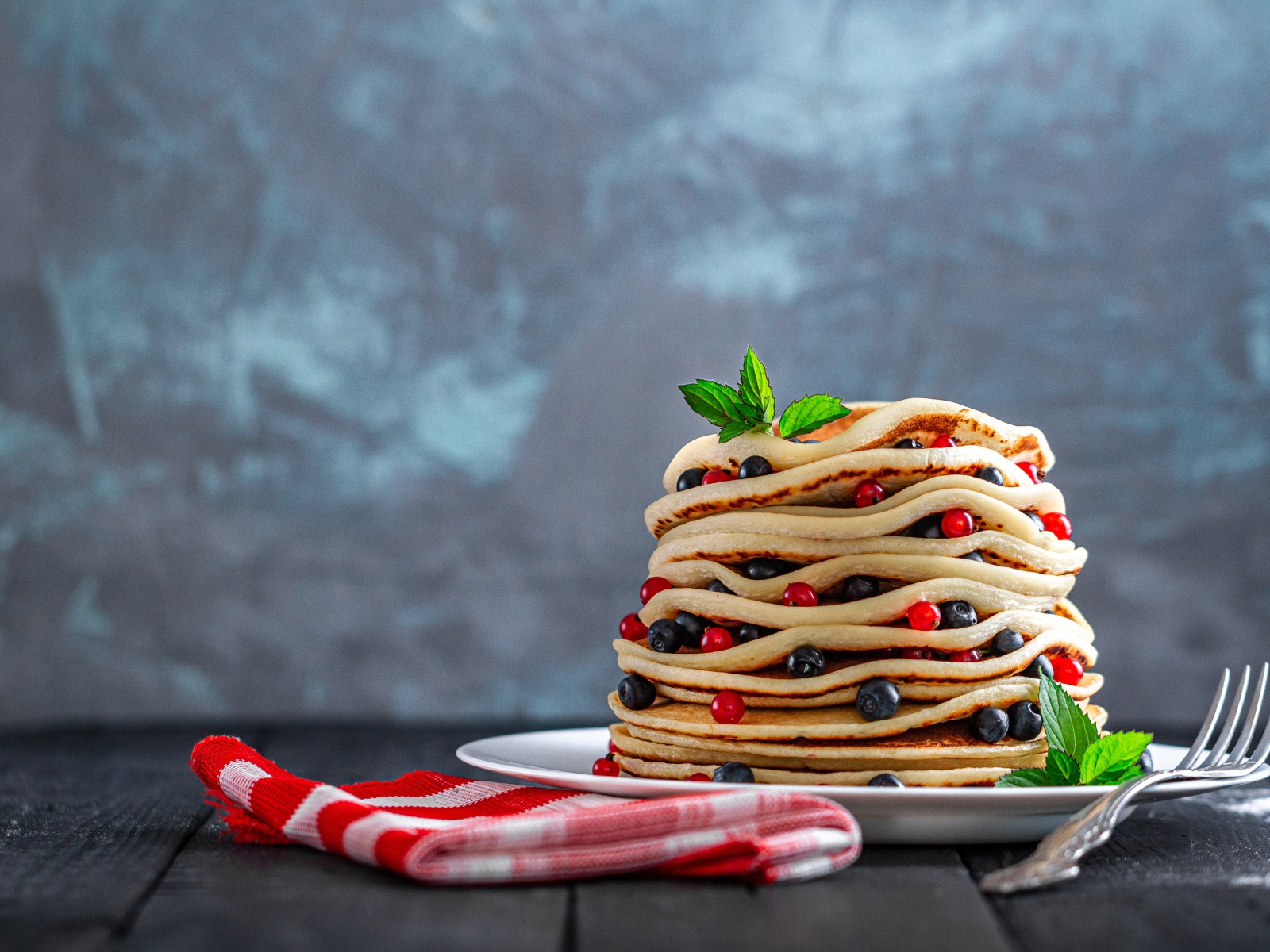 Оладьи с ягодами черники и красной смородины 