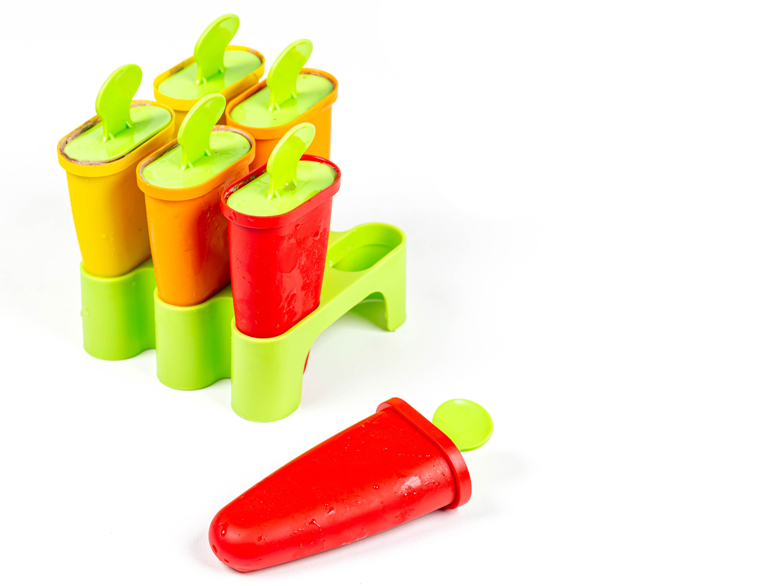 Формочки для мороженного на сером фоне