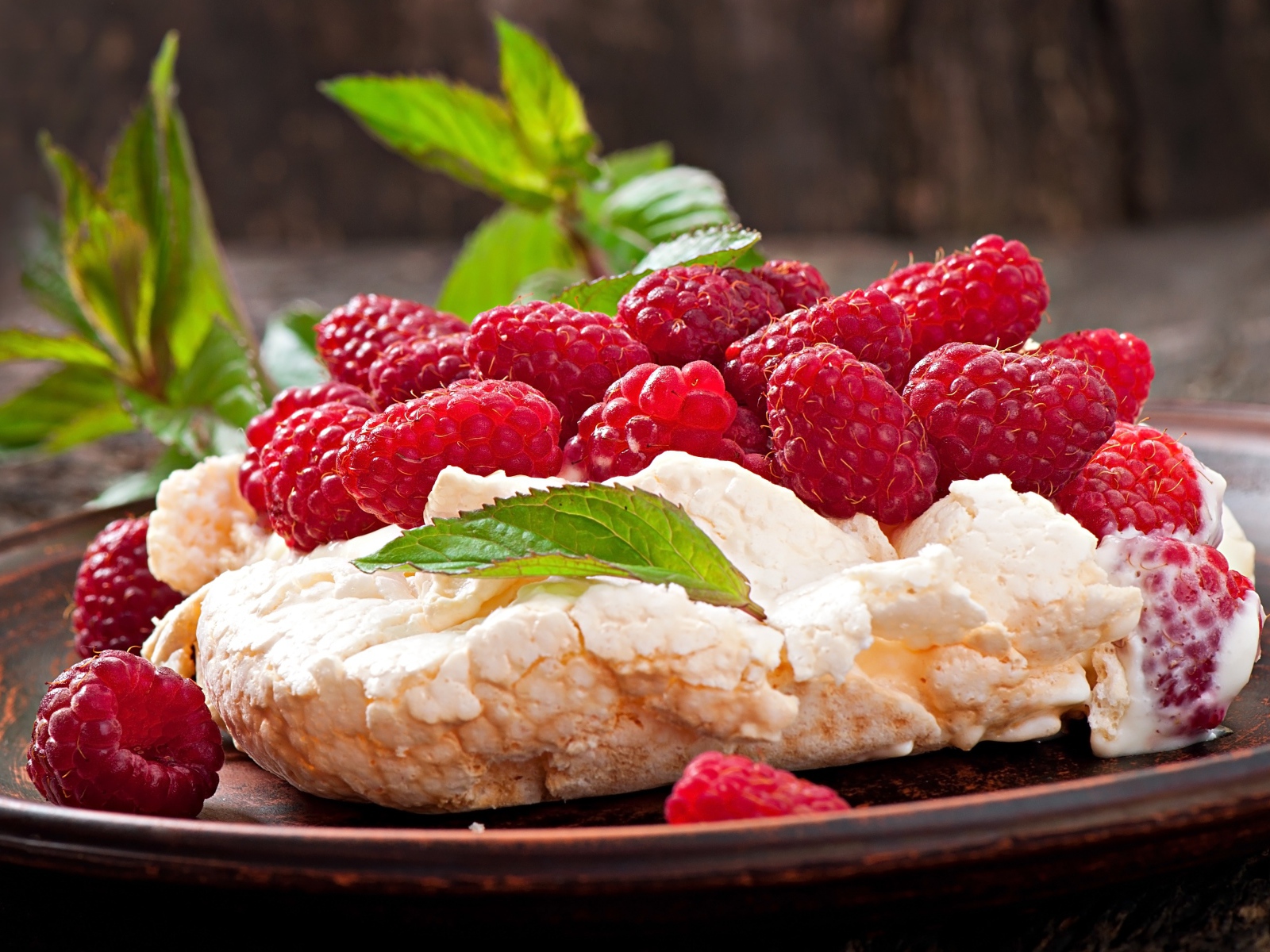 Мороженое с ягодами спелой красной малины 