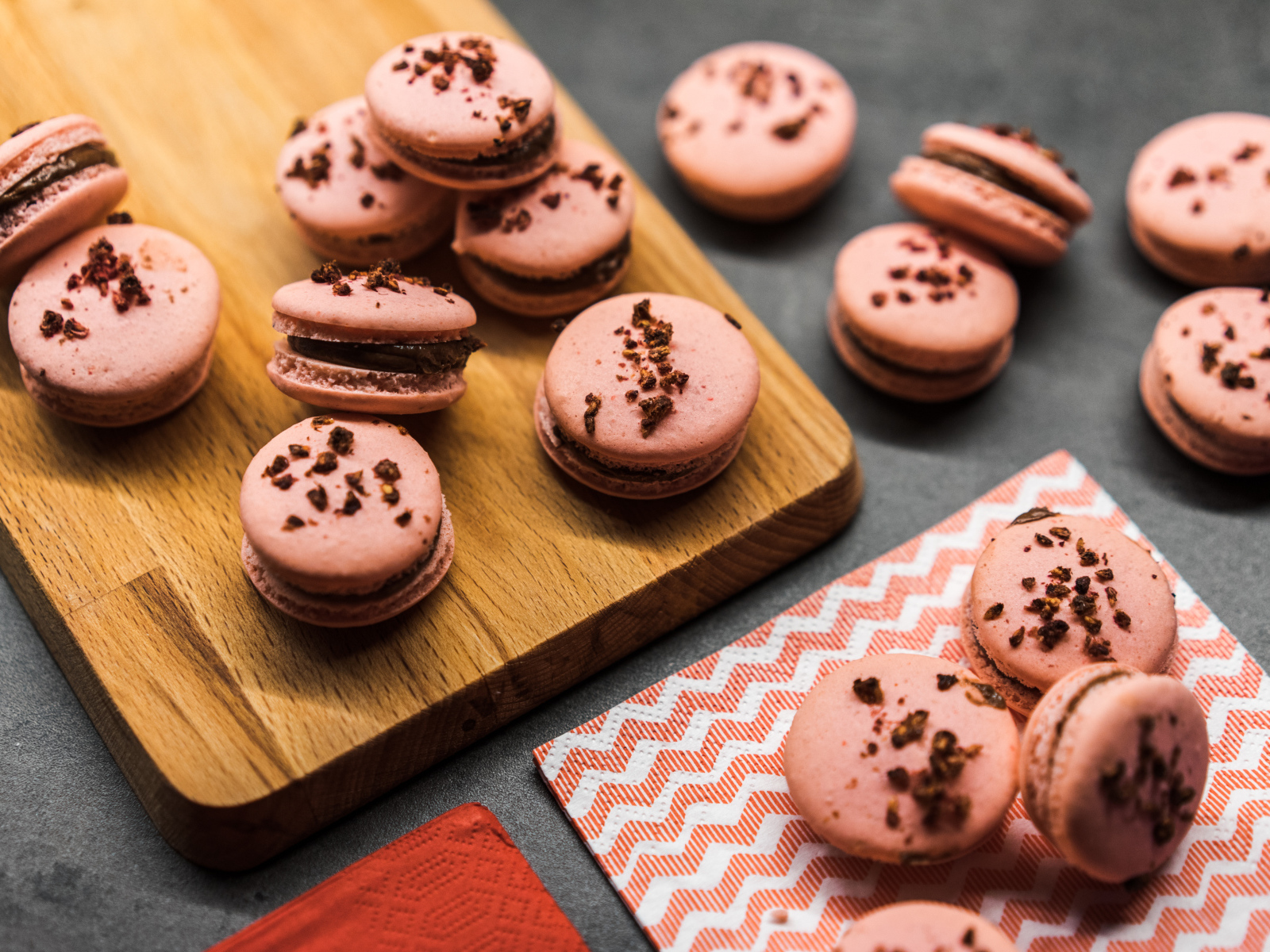 Десерт макарун на деревянной доске