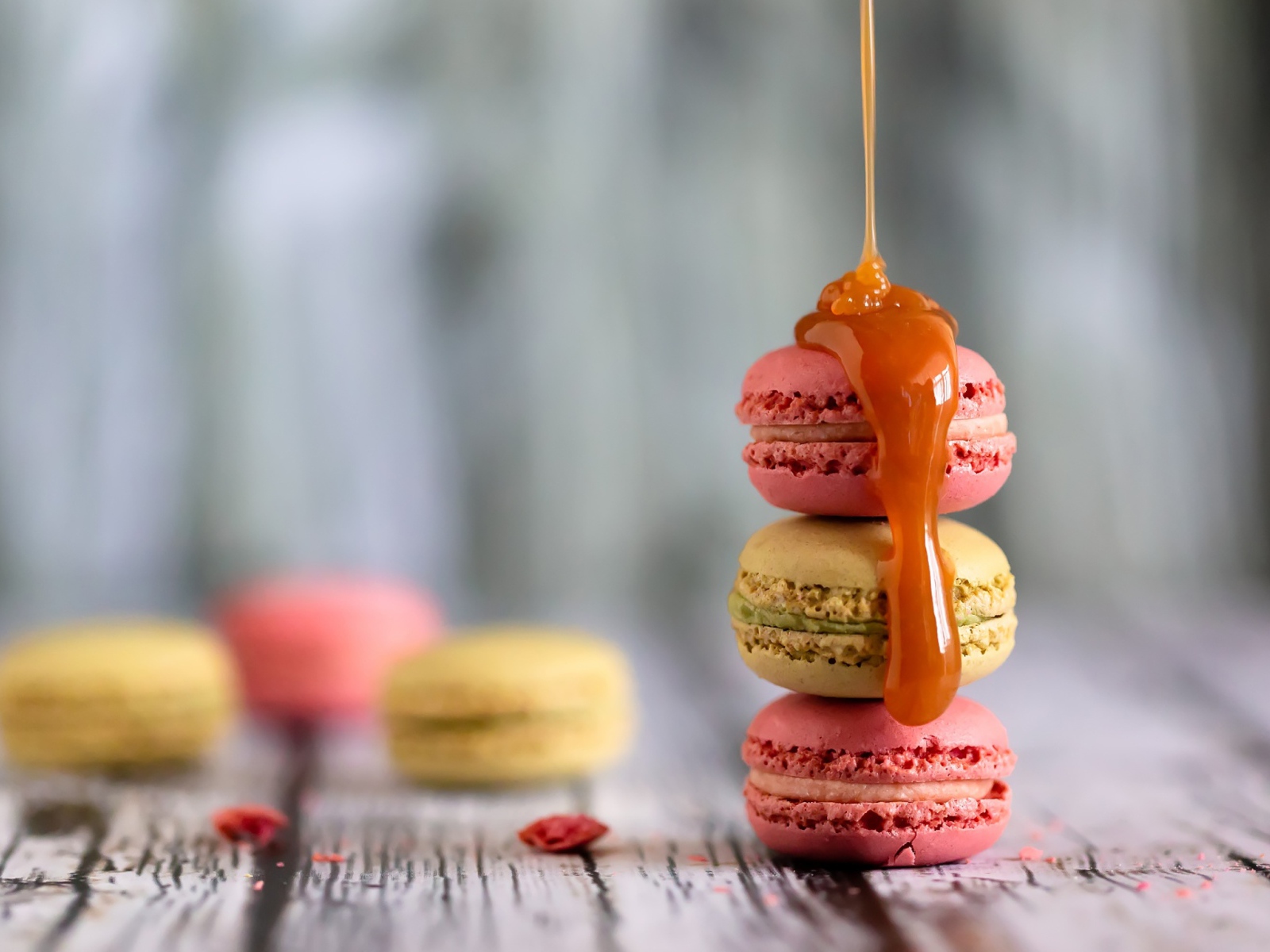 Десерт макарун с карамелью на столе