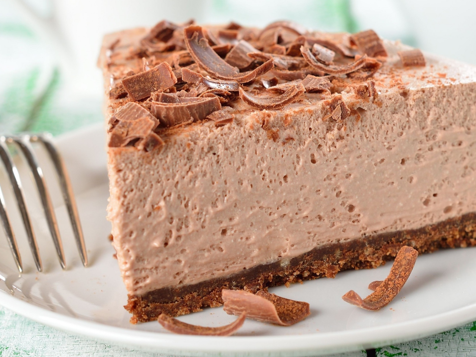 Торт мусс с шоколадной стружкой на тарелке